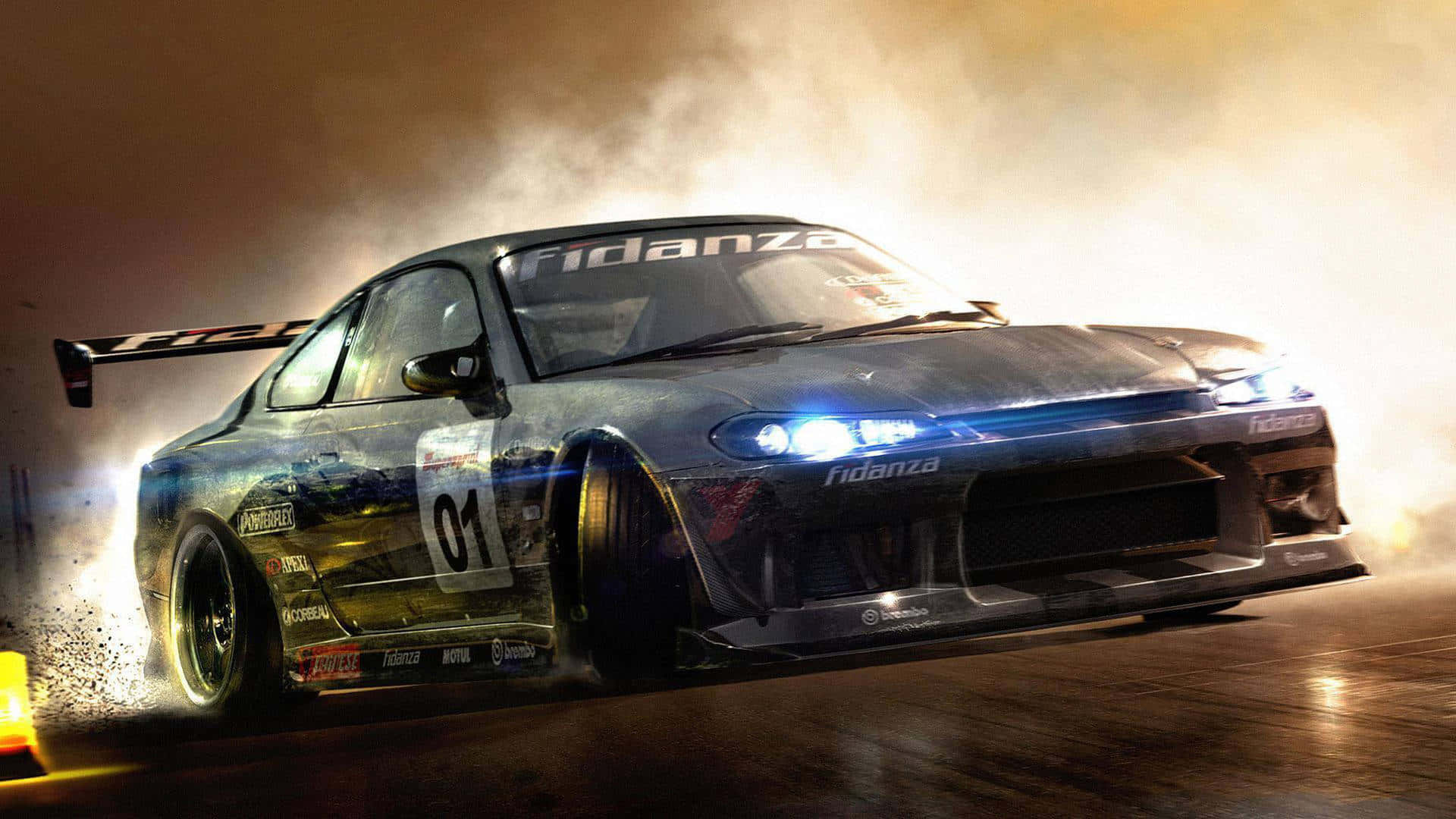 Nissan Skyline R33 GT-R 壁紙 — 一輛時尚的漂移賽車，車頭燈閃閃發光，在夜間潮濕的賽道上激起煙霧和火花。
