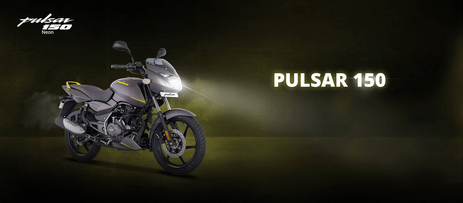 機車 桌布 壁紙 — 一輛時尚的灰色Pulsar 150電單車帶有黃色點綴，在黑暗的攝影棚中展示，車頭燈亮著。