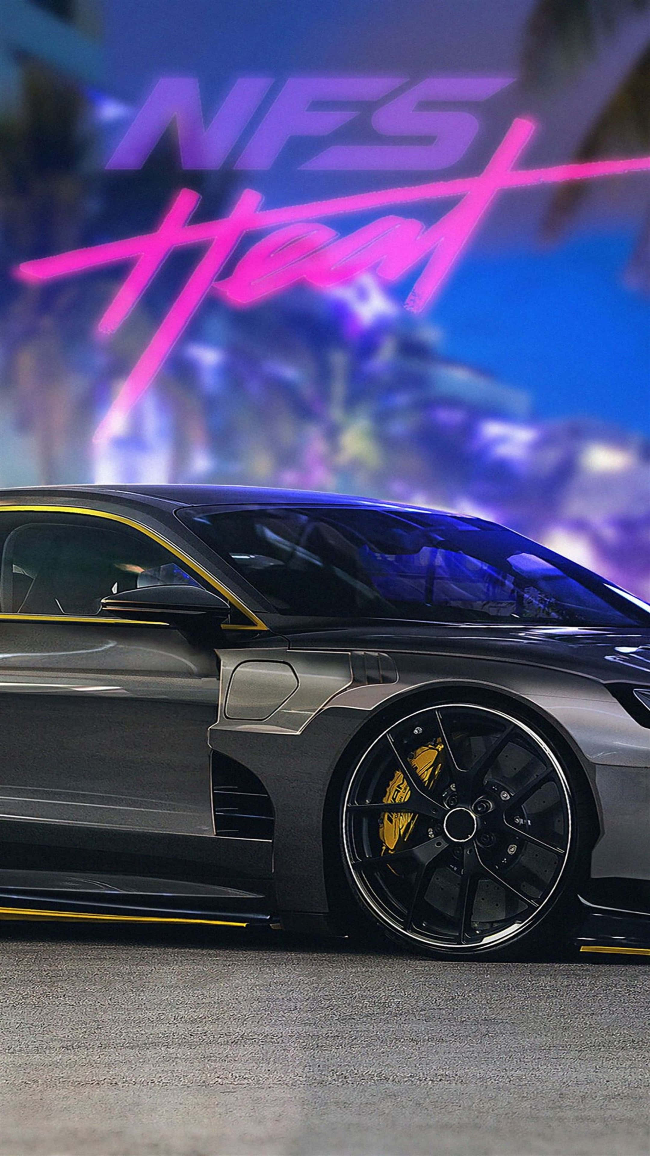 4K Car 桌布 壁紙 — 一輛時尚的灰色跑車帶有黃色點綴，停在發光的霓虹燈NFS Heat標誌下，背景是充滿活力的紫色和藍色夜空。