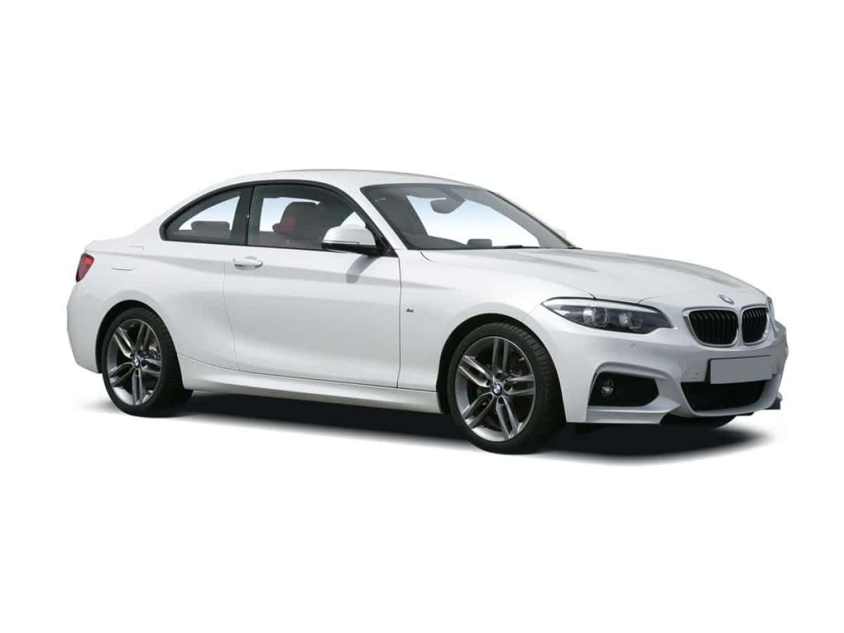 Bmw 2 Series 桌布 壁紙 — 一輛時尚的白色BMW雙門轎跑車，配備銀色合金輪圈，在攝影棚燈光下以純白色背景展示。