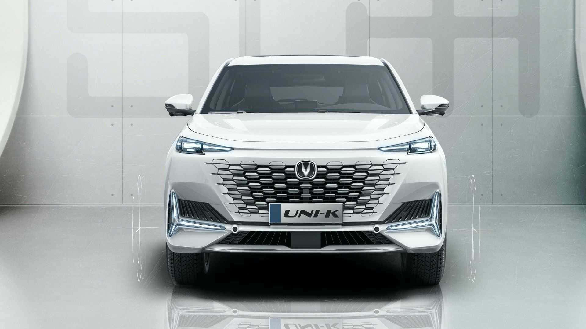Changan 桌布 壁紙 — 一輛時尚的白色UNI-K SUV在極簡風格的工作室中面向前方，地板具有反射效果，牆壁帶有幾何圖案。