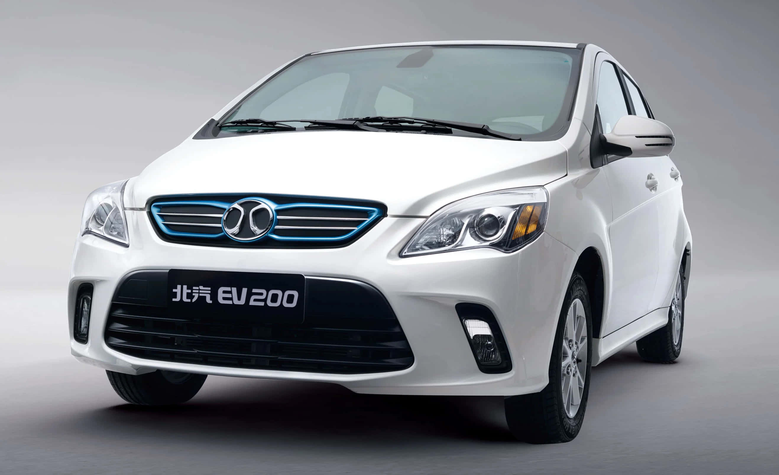 Baic Group 桌布 壁紙 — 一輛時尚的白色北京EV200電動車，格柵帶有發光藍色點綴，在簡約的攝影棚環境中展示。