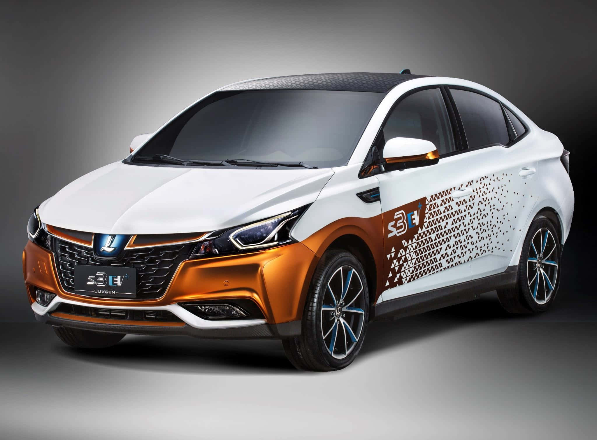 Luxgen 桌布 壁紙 — 一輛時尚的白色和橙色Luxgen S3 EV轎車，帶有幾何圖案貼花和藍色輪圈，在漸變灰色工作室背景前擺拍。