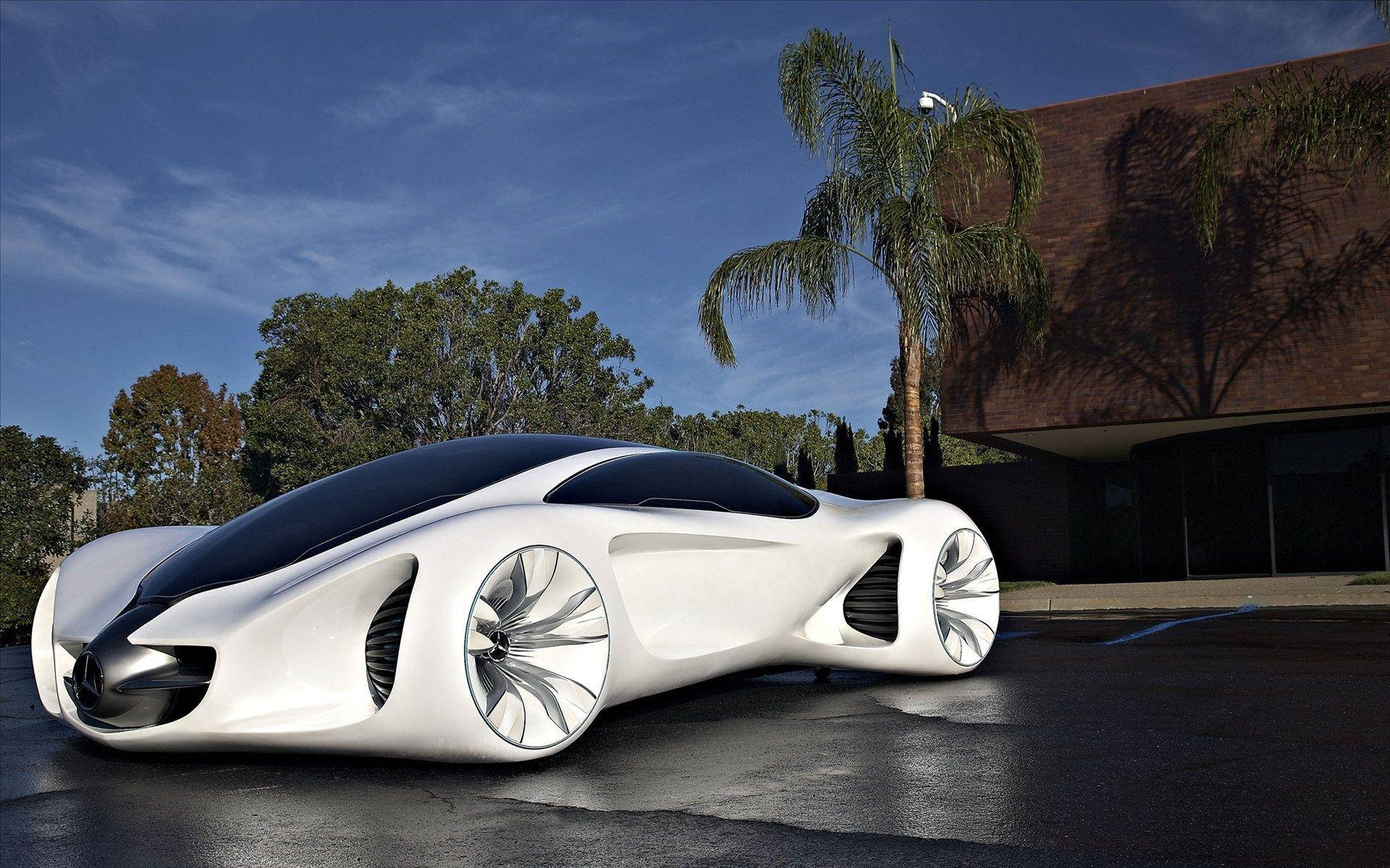Sports Car 桌布 壁紙 — 一輛時尚的白色未來汽車，配備渦輪輪，停在潮濕的路面上，藍天白雲，附近有棕櫚樹和現代建築。