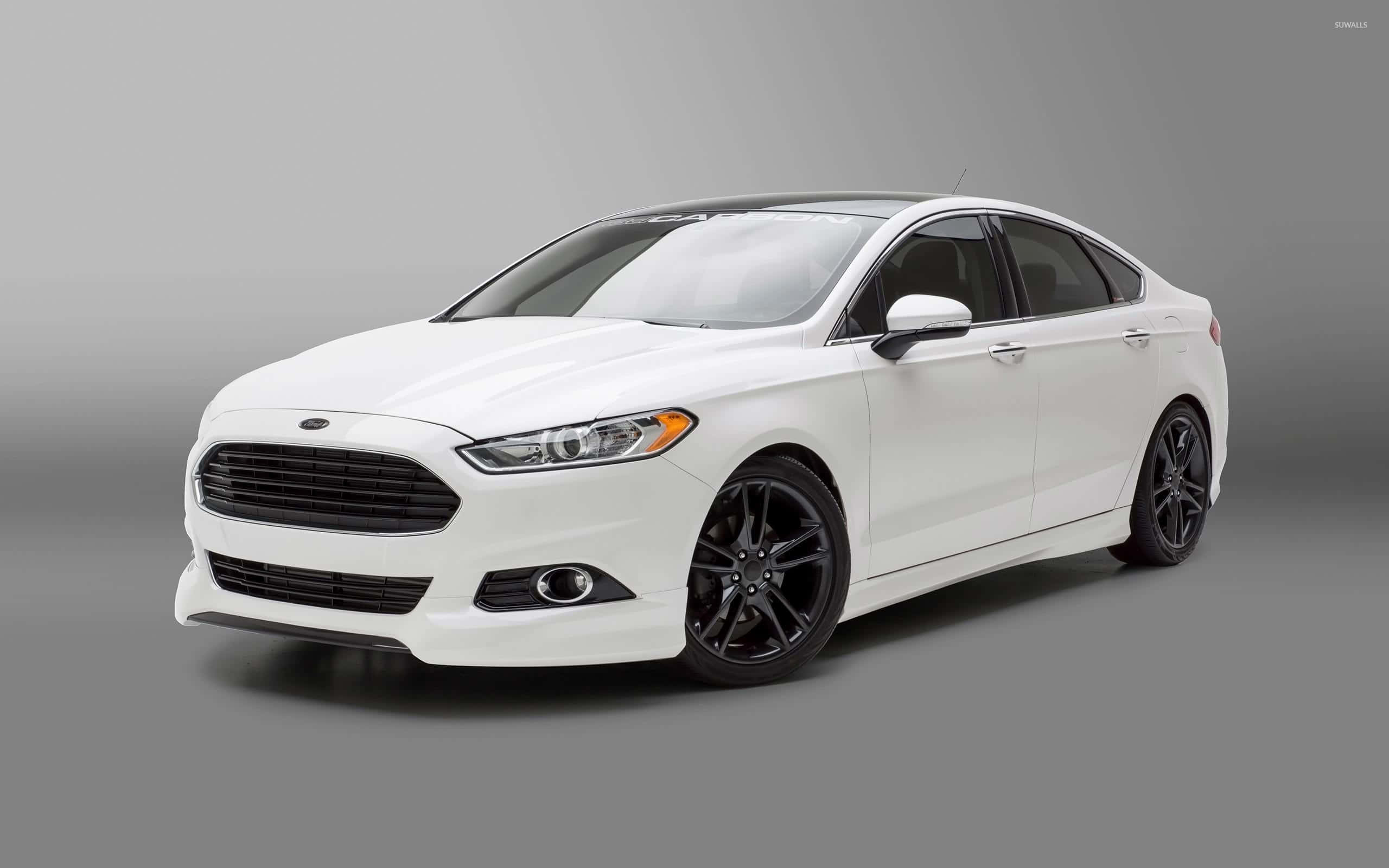 Ford Fusion 桌布 壁紙 — 一輛時尚的白色福特Fusion轎車配黑色輪圈，在灰色中性攝影棚背景前展示。