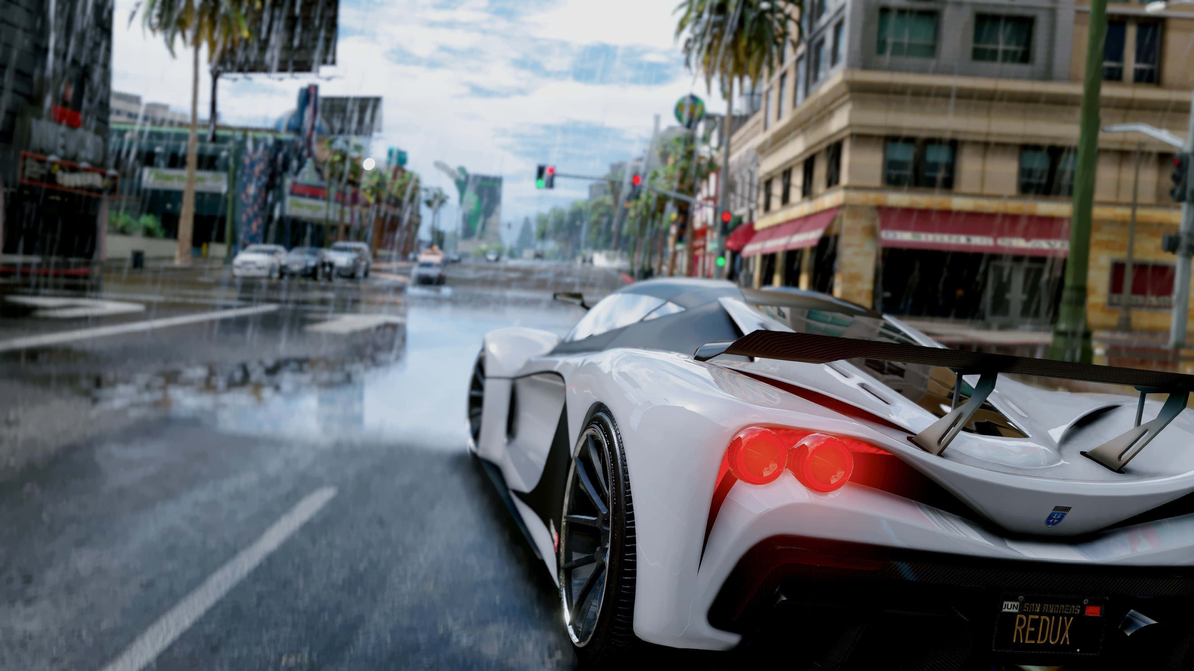 Gta V 4K 桌布 壁紙 — 一輛時尚的白色跑車，帶有發光的紅色尾燈，行駛在雨濕的街道上，兩旁種滿棕櫚樹和建築物。