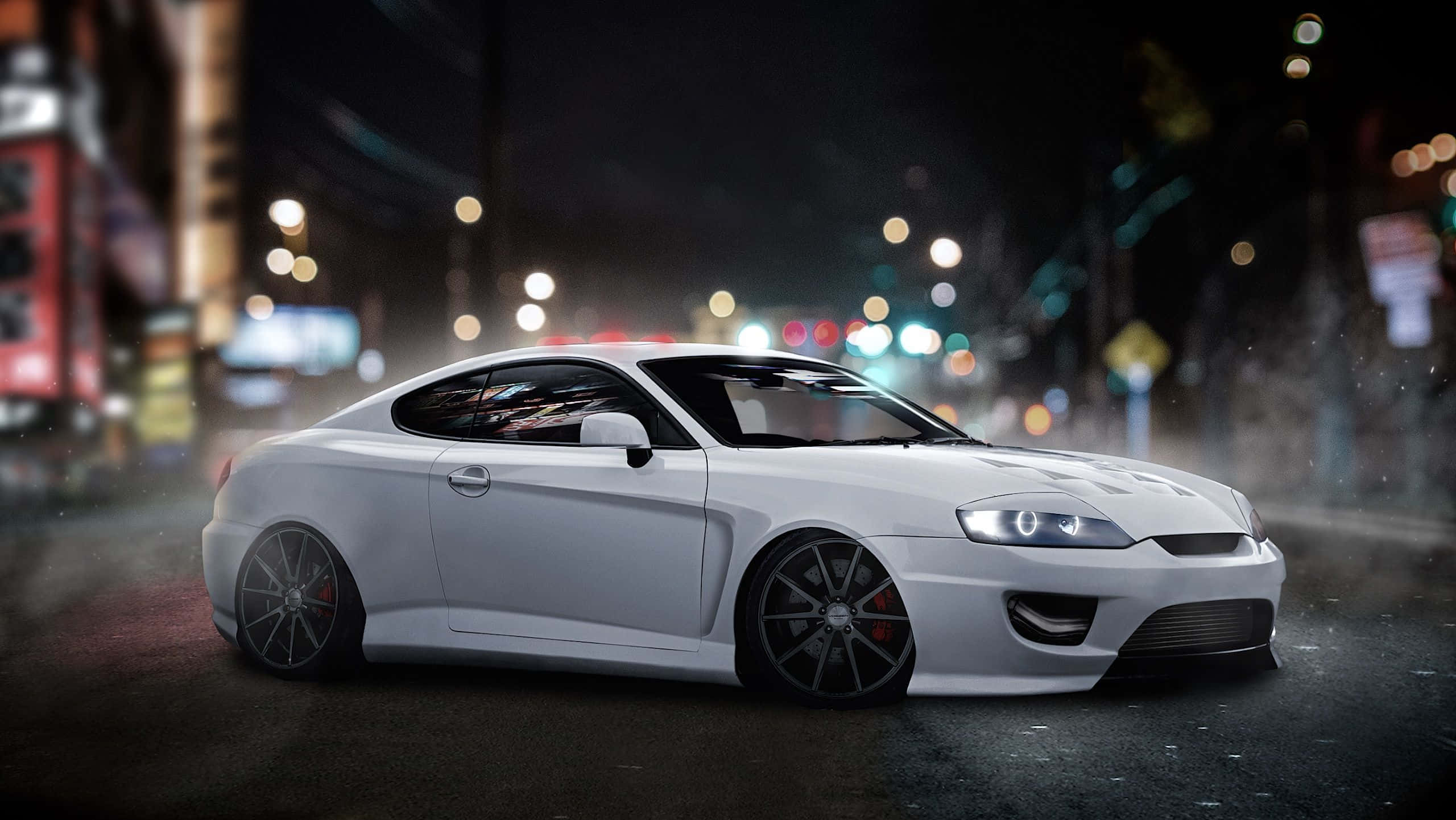 Hyundai Tiburon 桌布 壁紙 — 一輛時尚的白色跑車在夜間滑過被雨水浸濕的城市街道，背景是發光的散景燈光。