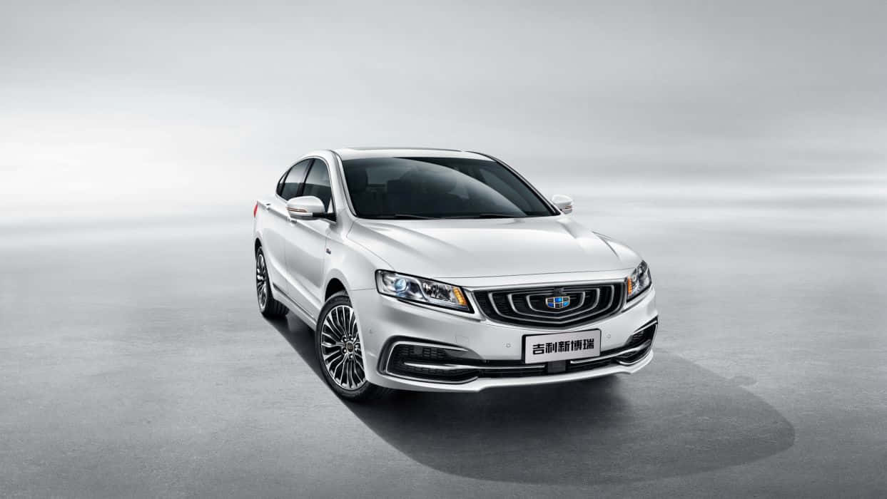 Geely 桌布 壁紙 — 一輛時尚的白色轎車，帶有鍍鉻飾邊和合金輪圈，在簡約的攝影棚環境中展示，光線柔和。