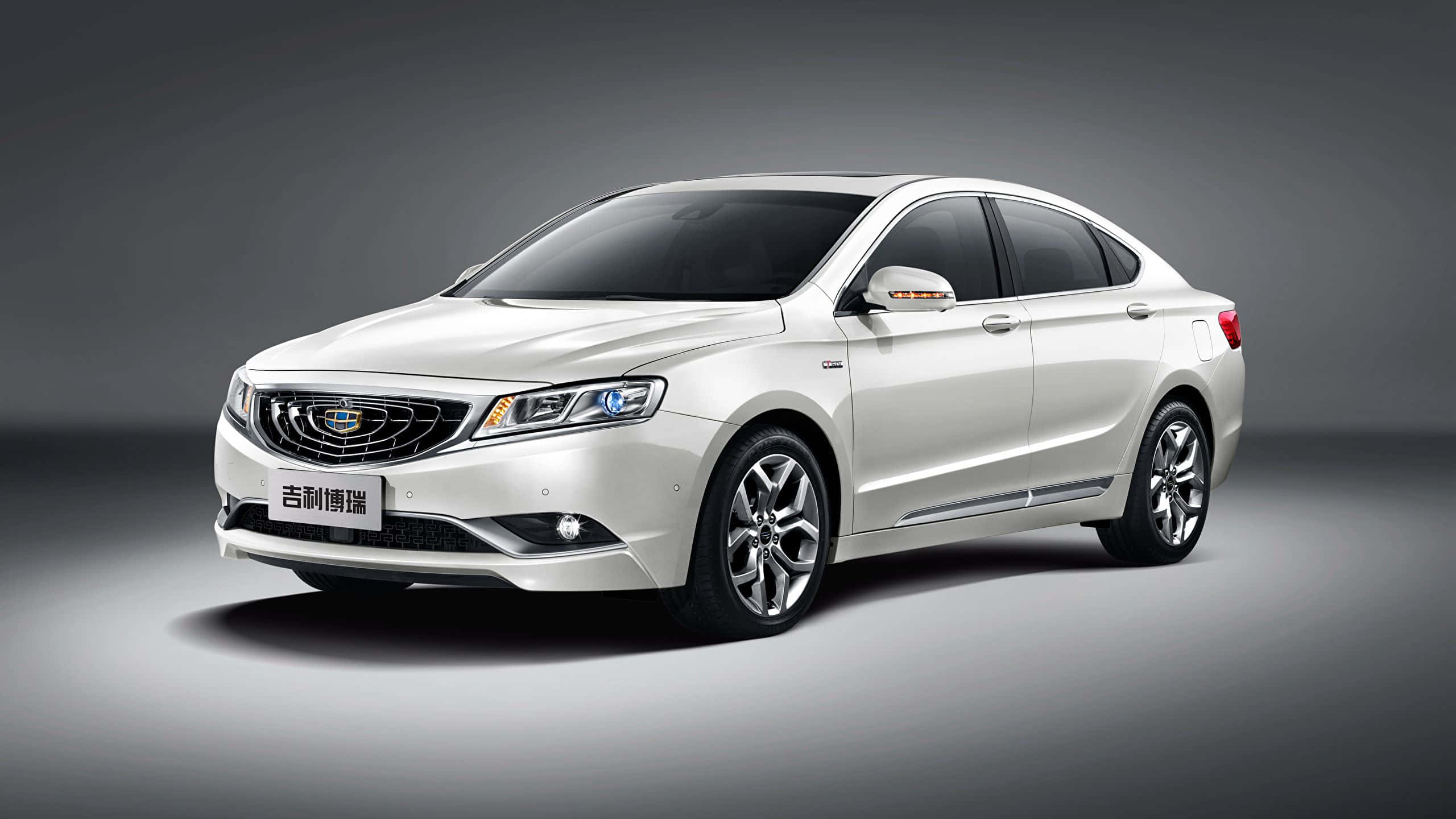 Geely 桌布 壁紙 — 一輛時尚的白色轎車，配備鍍鉻飾條和合金輪圈，在戲劇性燈光的攝影棚中展示。
