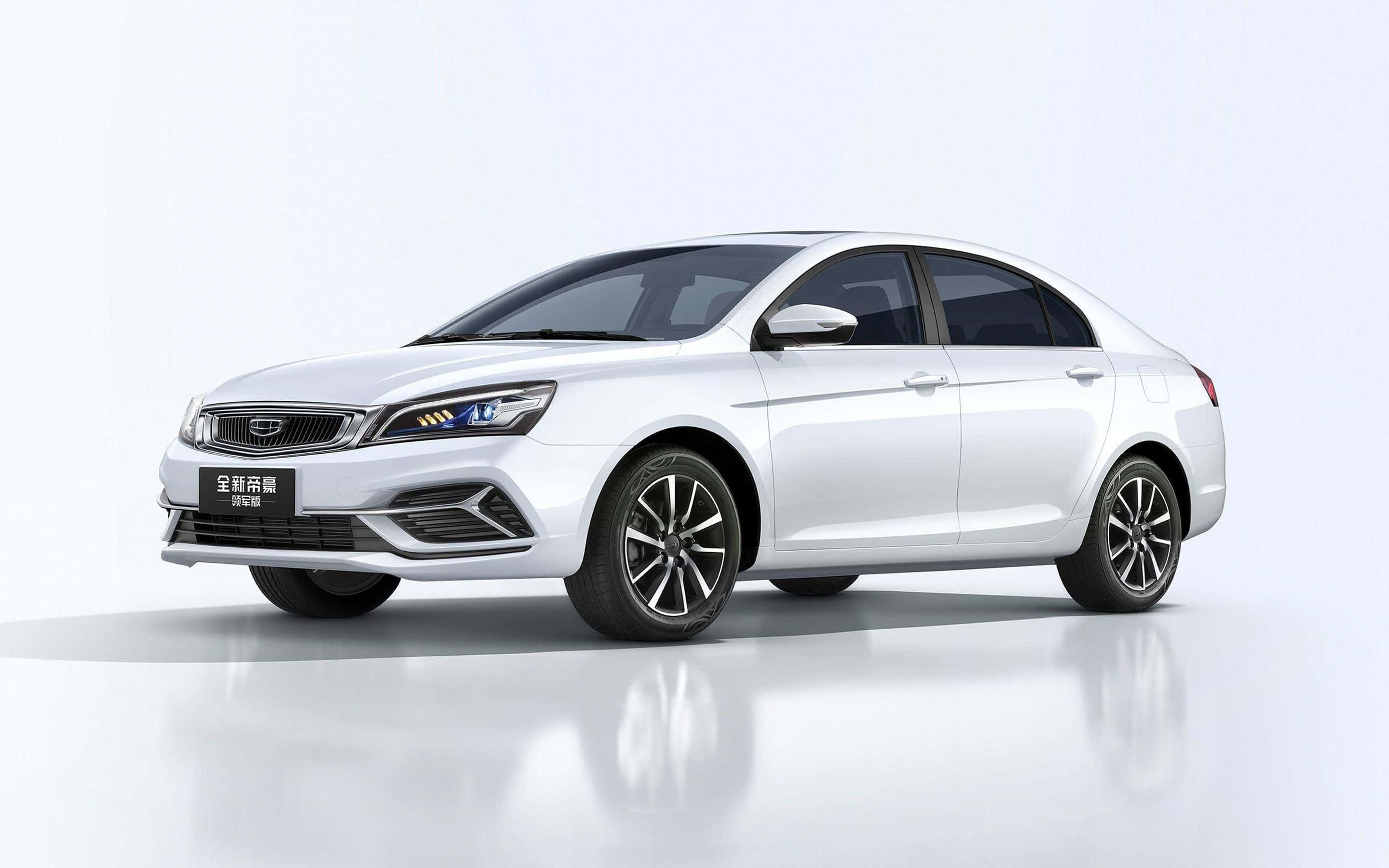 Geely 桌布 壁紙 — 一輛時尚的白色轎車配黑色輪圈，在極簡風格的攝影棚中展示，地板具有反射效果。
