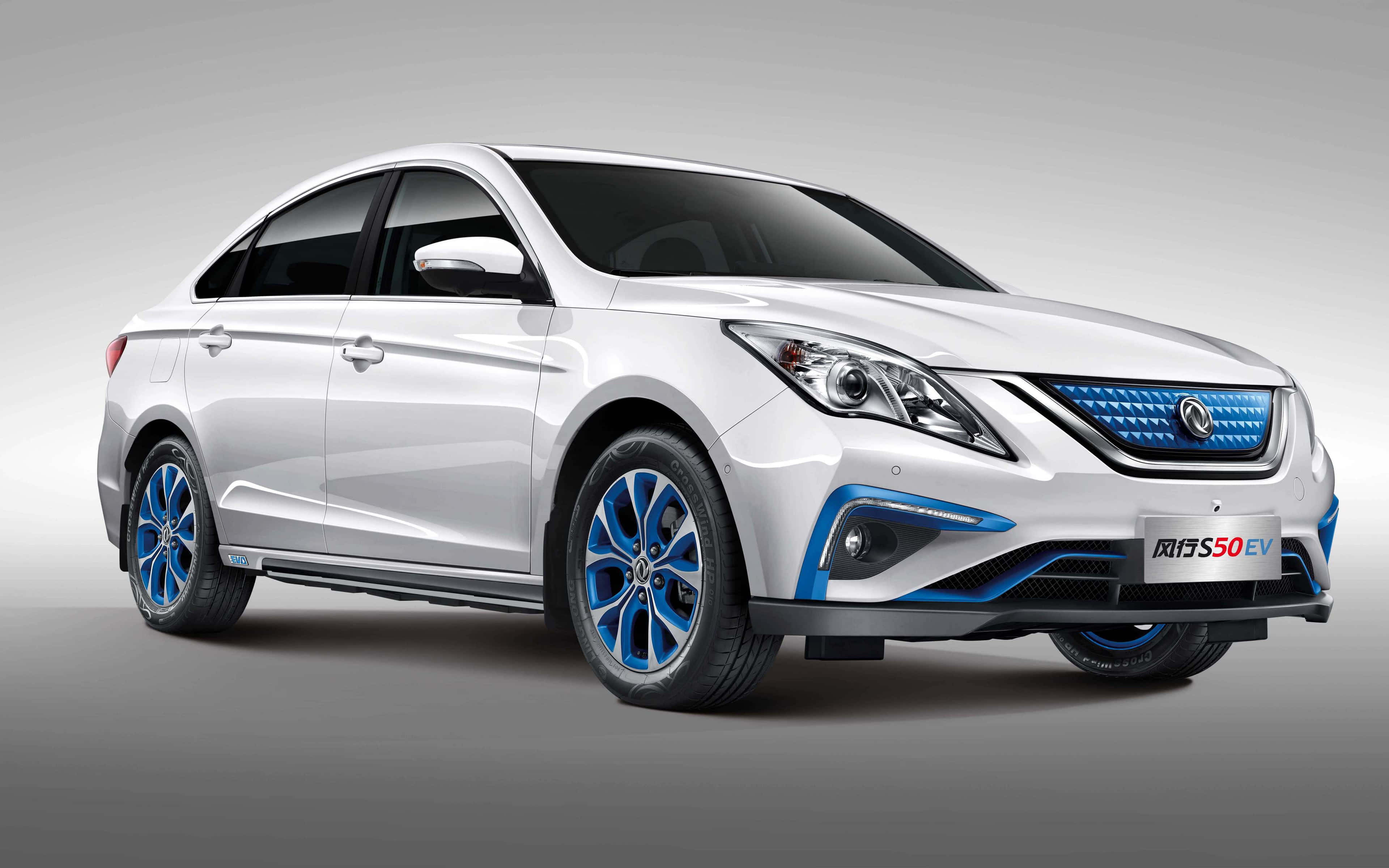 Dongfeng 桌布 壁紙 — 一輛時尚的白色電動轎車，帶有鮮豔的藍色點綴和車輪，在工作室環境中展示。