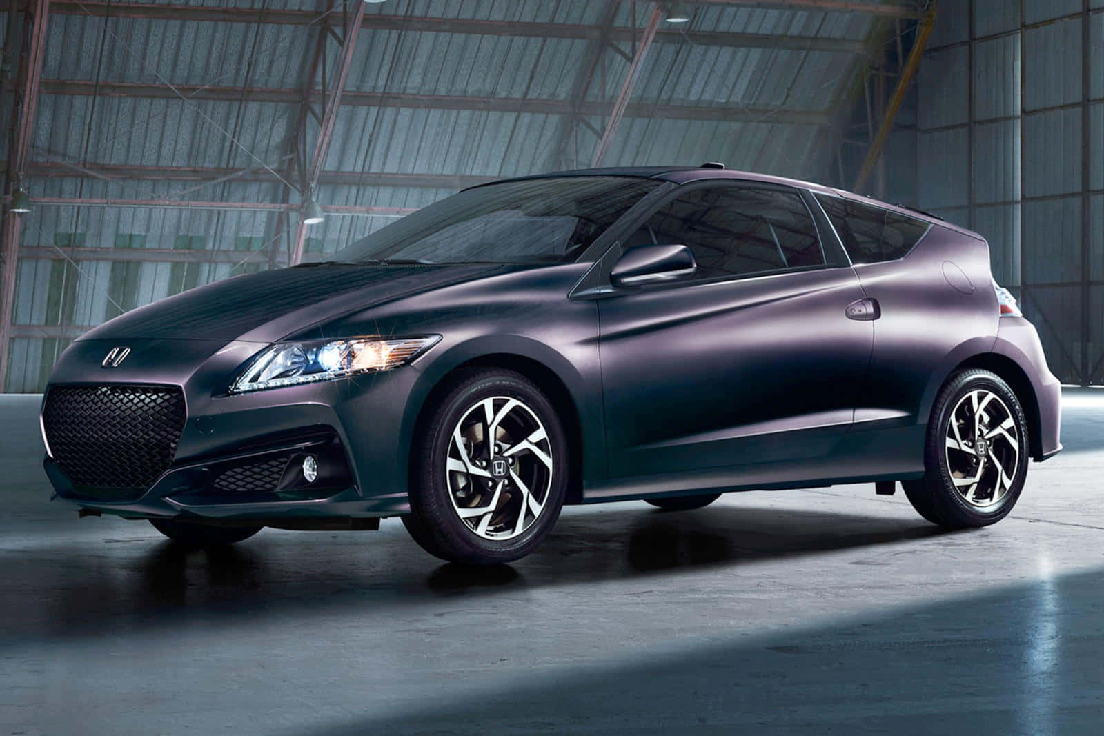 Honda Cr-z 桌布 壁紙 — 一輛時尚的磨砂紫色本田思域Type R跑車在寬敞的工業倉庫內，在攝影棚燈光下閃閃發光。