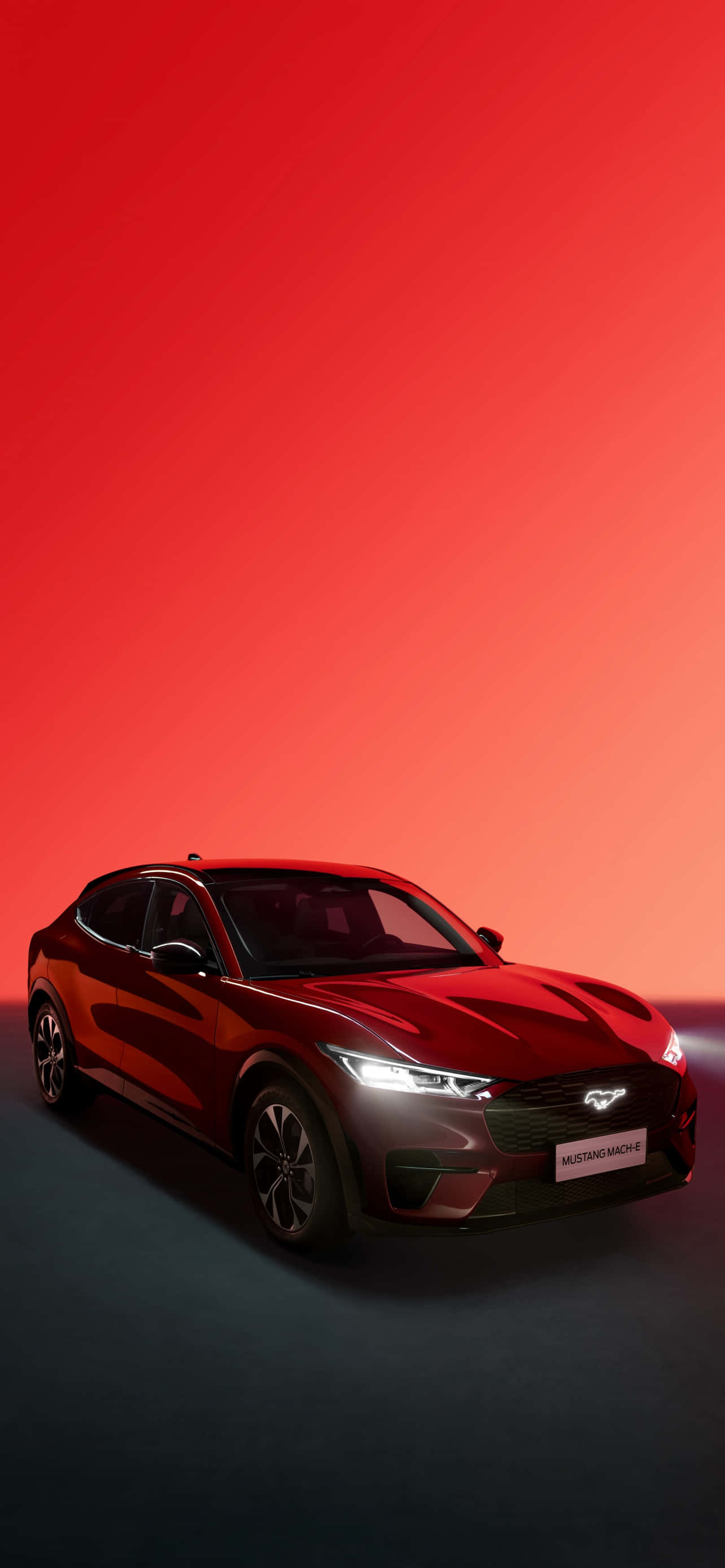 野馬 桌布 壁紙 — 一輛時尚的紅色Mustang Mach-E電動SUV在戲劇性的漸變燈光下，在火紅的背景中閃耀。