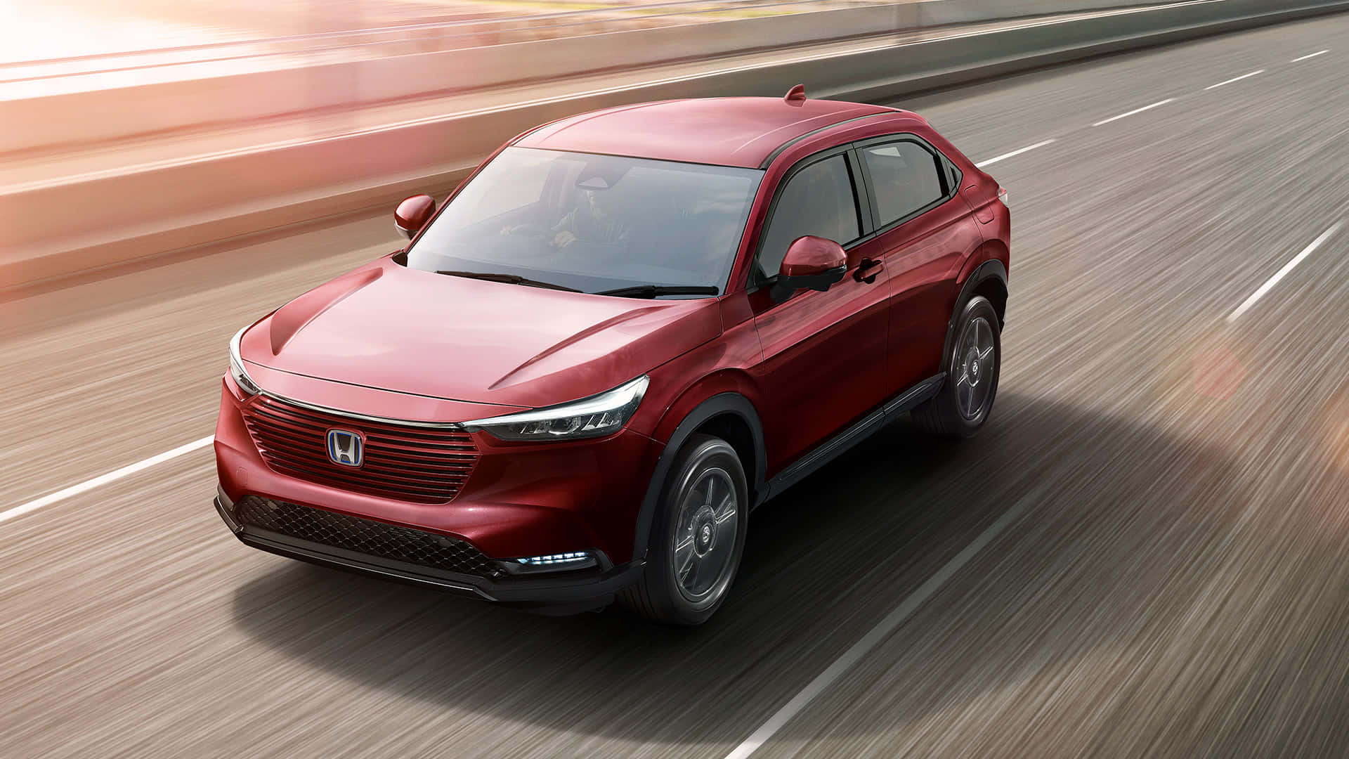 Honda Hr-v 桌布 壁紙 — 一輛時尚的紅色本田SUV在高速公路上疾馳，帶有動態模糊效果。