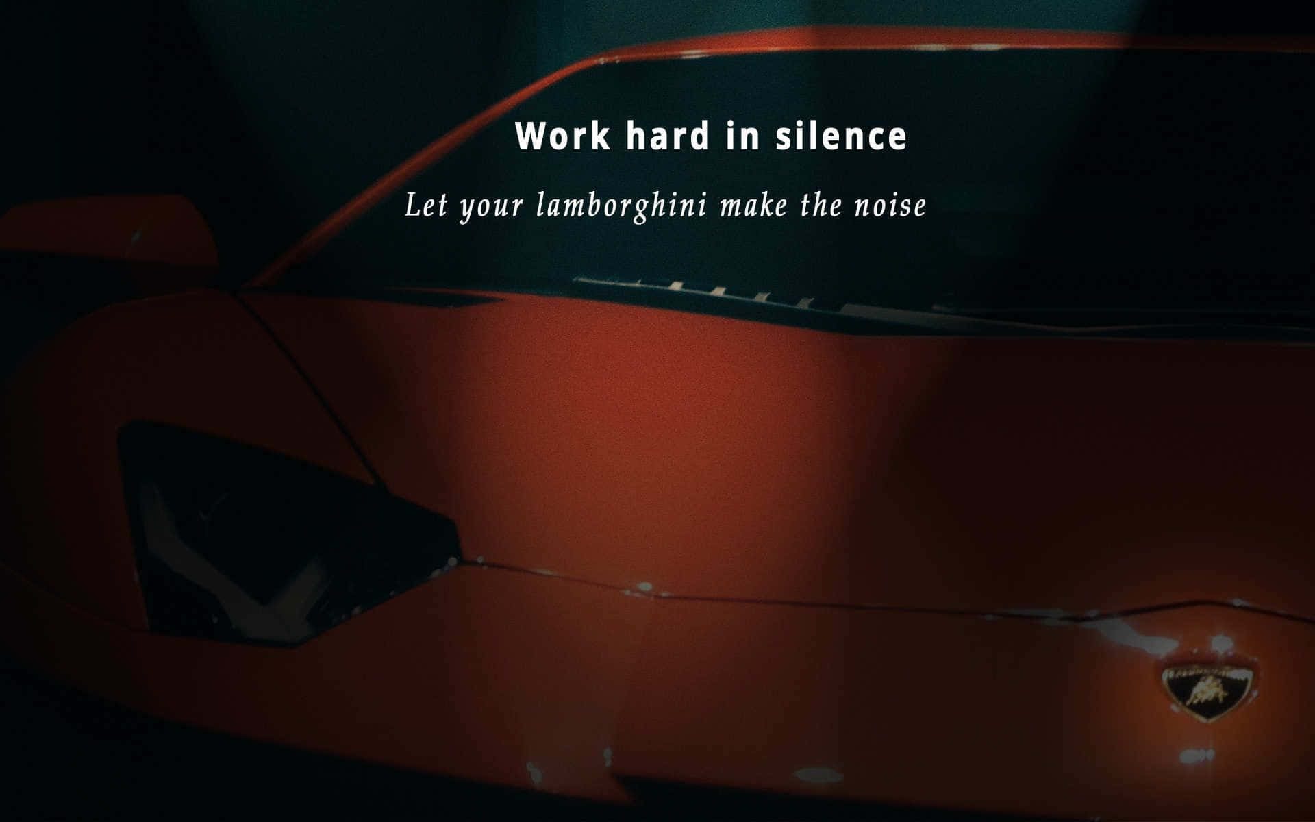 silence 桌布 壁紙 — 一輛時尚的紅色林寶堅尼在昏暗燈光下閃耀，引擎蓋上疊加著勵志文字。