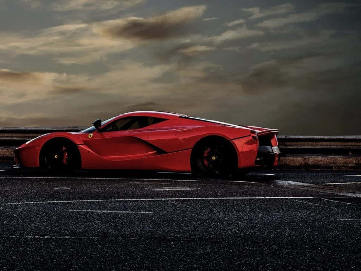 Ferrari Laferrari 桌布 壁紙 — 一輛時尚的紅色法拉利LaFerrari停在濕漉漉的瀝青路上，黃昏時分天空烏雲密布，氣氛戲劇化。