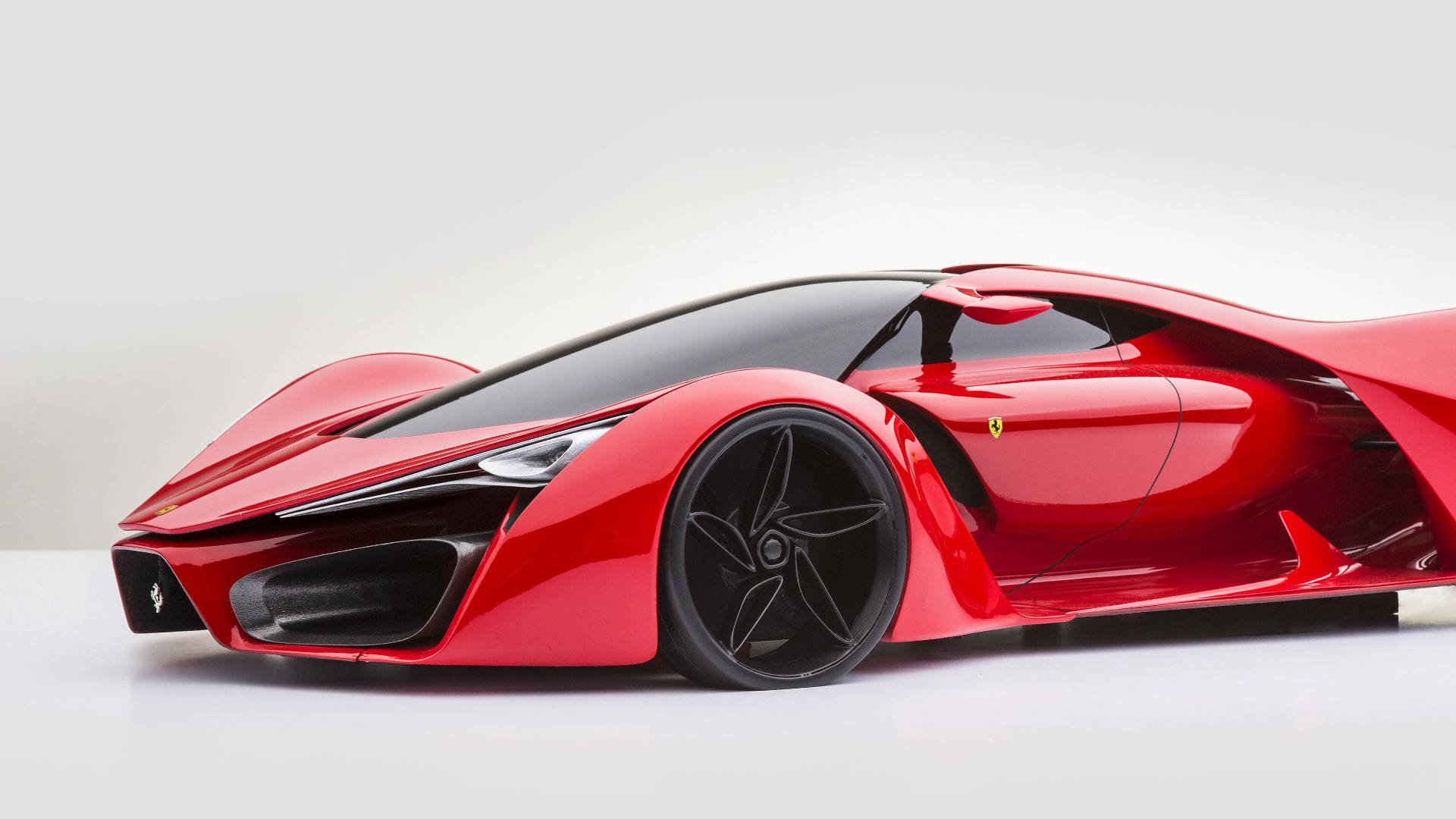 Sports Car 桌布 壁紙 — 一輛時尚的紅色法拉利概念車，帶有黑色飾件和空氣動力學曲線，擺放在簡約的白色背景前。