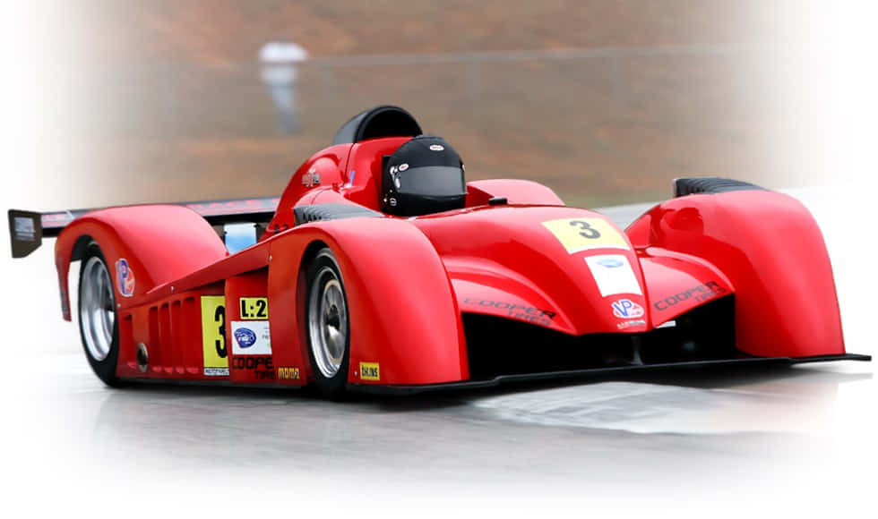 Car Racing 桌布 壁紙 — 一輛時尚的紅色賽車，車號三，在潮濕的賽道上疾馳，背景模糊。