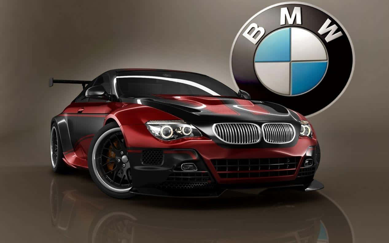 Modified Car 桌布 壁紙 — 一輛時尚的紅黑寶馬賽車，配備大型尾翼和標誌性標誌，在工作室背景下展示。