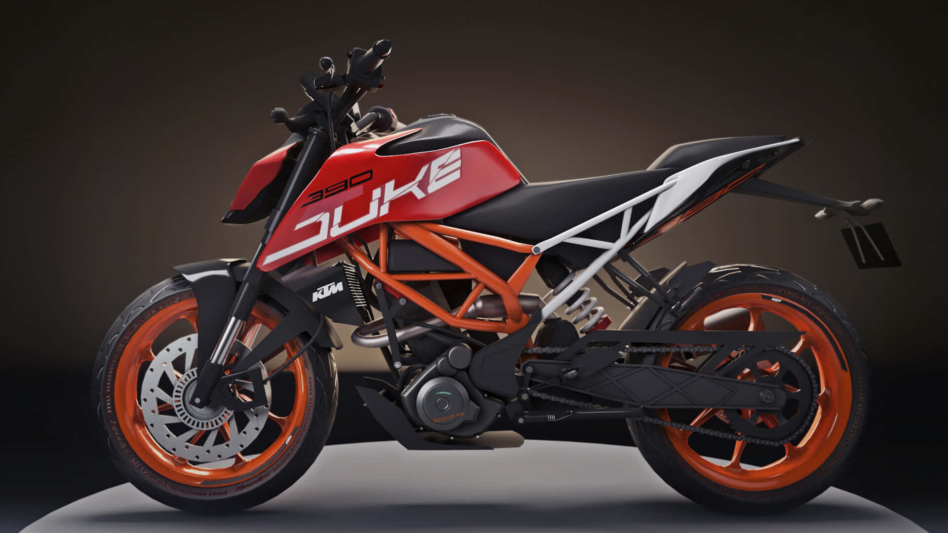 Duke 桌布 壁紙 — 一輛時尚的紅黑配色KTM 390 Duke電單車，帶有橙色點綴，在深色漸變背景前的攝影棚平台上靜止展示。