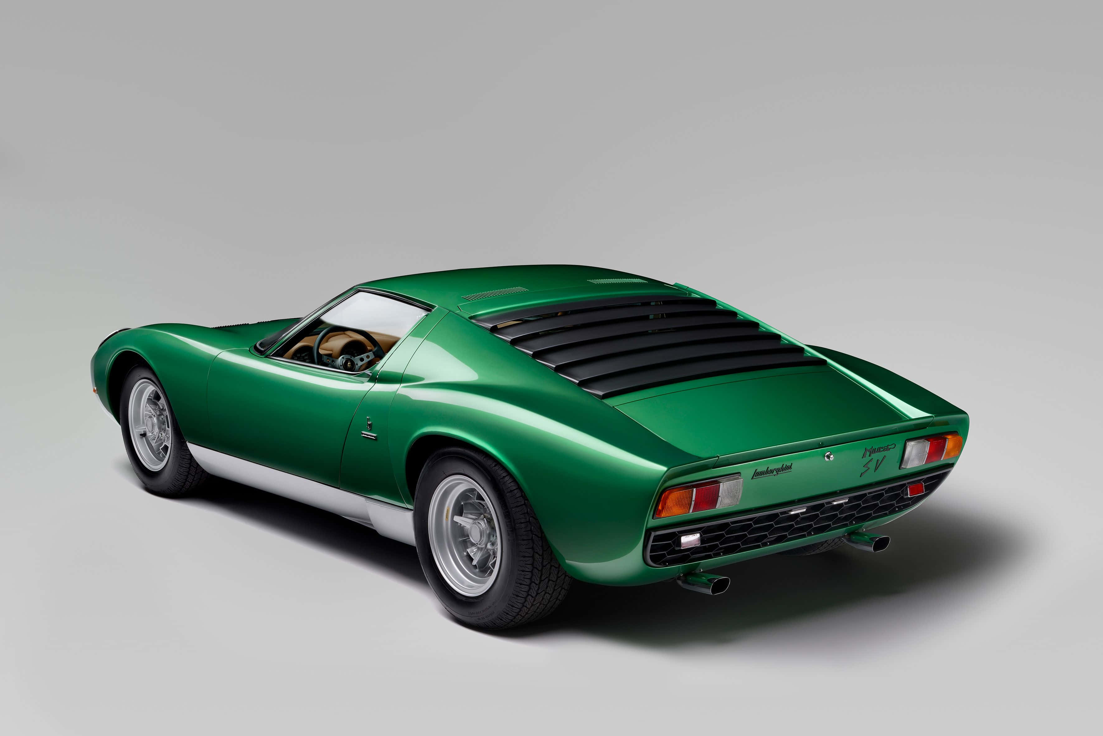 Lamborghini Miura 桌布 壁紙 — 一輛時尚的綠色林寶堅尼Miura SV跑車，在攝影棚燈光下以純白背景呈現。