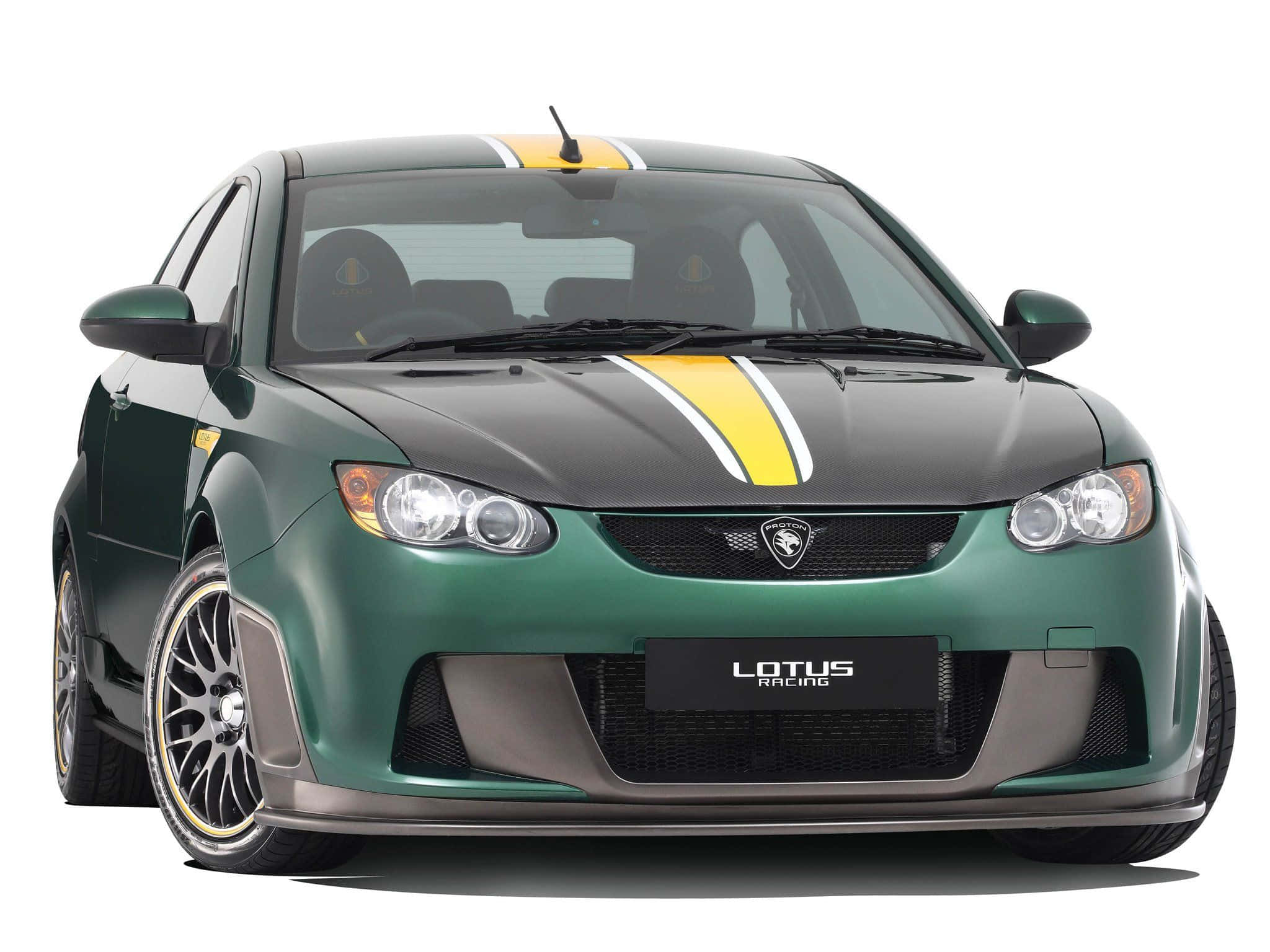Proton 桌布 壁紙 — 一輛時尚的綠色蓮花賽車，帶有黃色和白色條紋，背景為純白色。