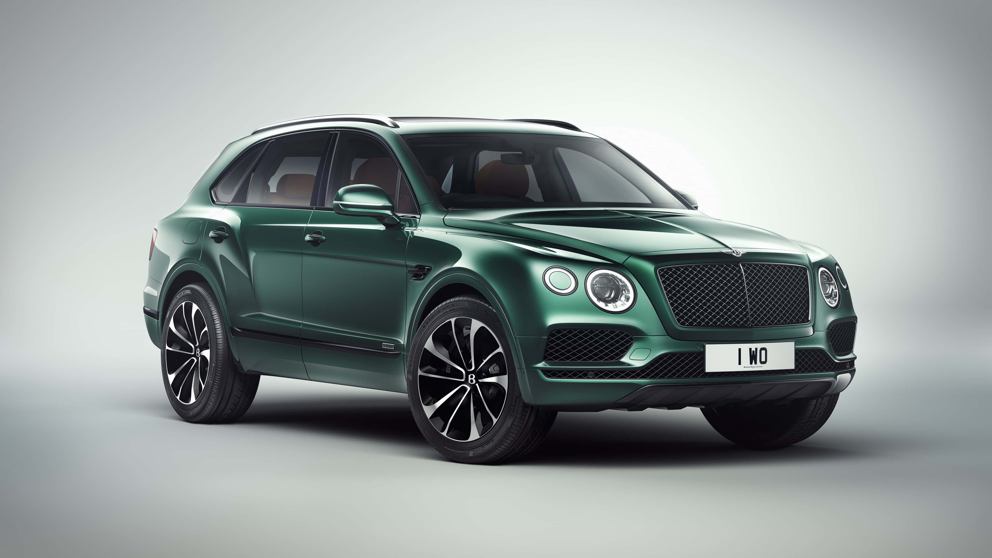 Bentley Bentayga 桌布 壁紙 — 一輛時尚的綠色賓利Bentayga SUV在簡約的工作室中展示，光線柔和，背景中性。
