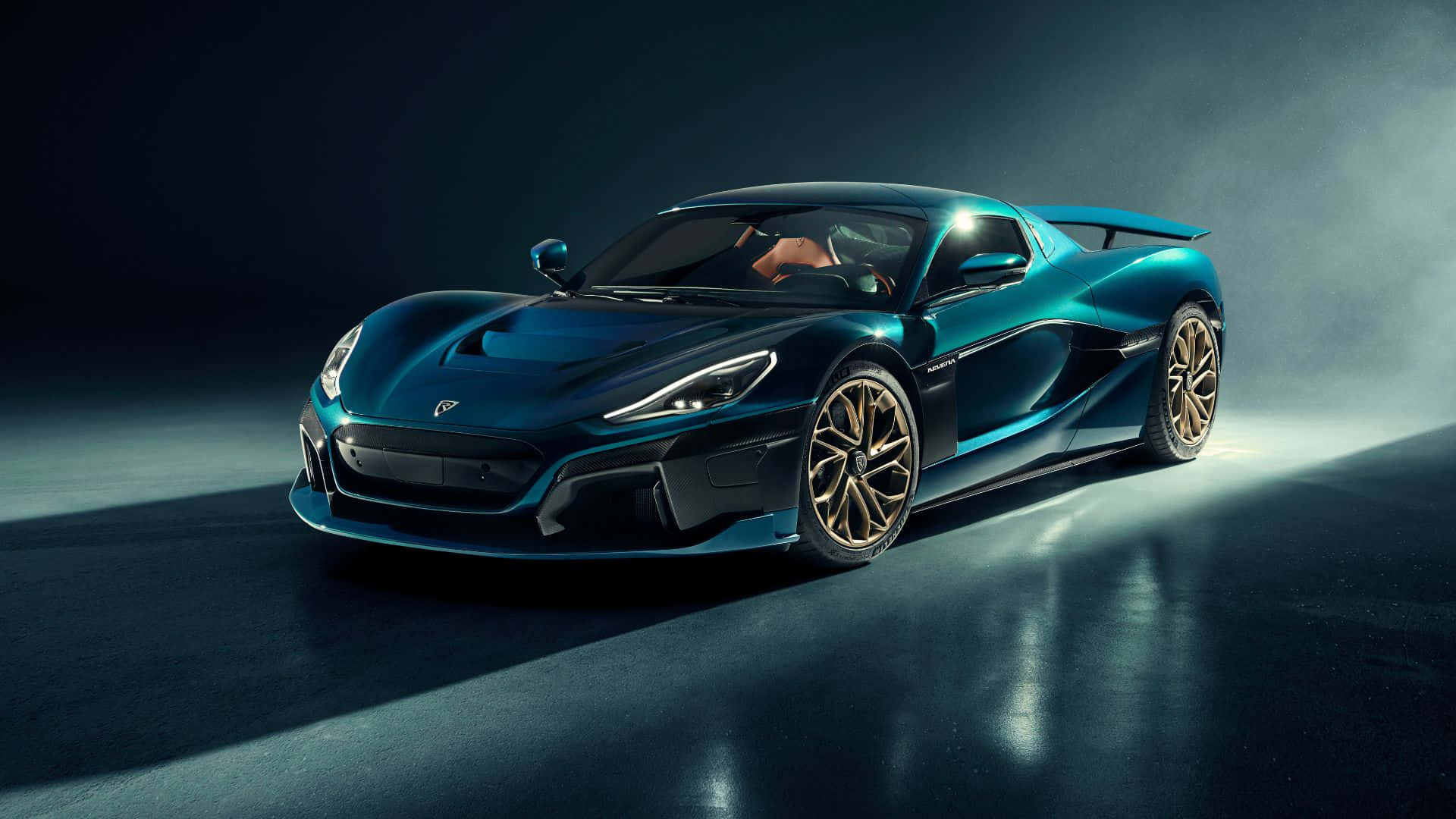 Rimac 桌布 壁紙 — 一輛時尚的藍綠色超級跑車配金色輪圈，在戲劇性的工作室燈光下，於深色反光地板上閃耀。