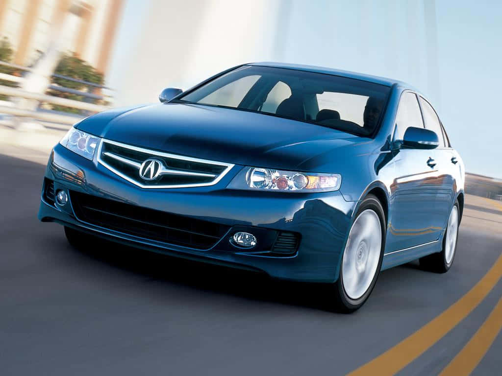 Acura Tsx 桌布 壁紙 — 一輛時尚的藍色Acura轎車在陽光普照的道路上行駛，背景動態模糊。