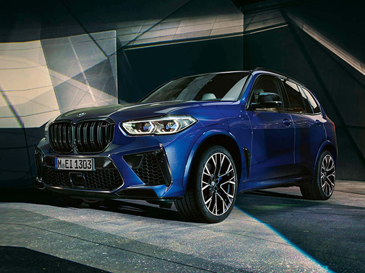 Bmw X5 桌布 壁紙 — 一輛時尚的藍色BMW X5 SUV在現代幾何工作室環境中，在戲劇性燈光下閃閃發光。