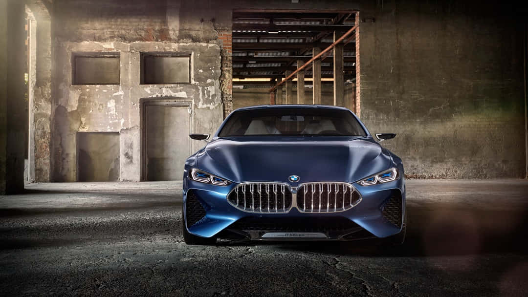 Bmw 8 Series 桌布 壁紙 — 一輛時尚的藍色BMW概念車在骯髒廢棄倉庫內的戲劇性燈光下閃閃發光。