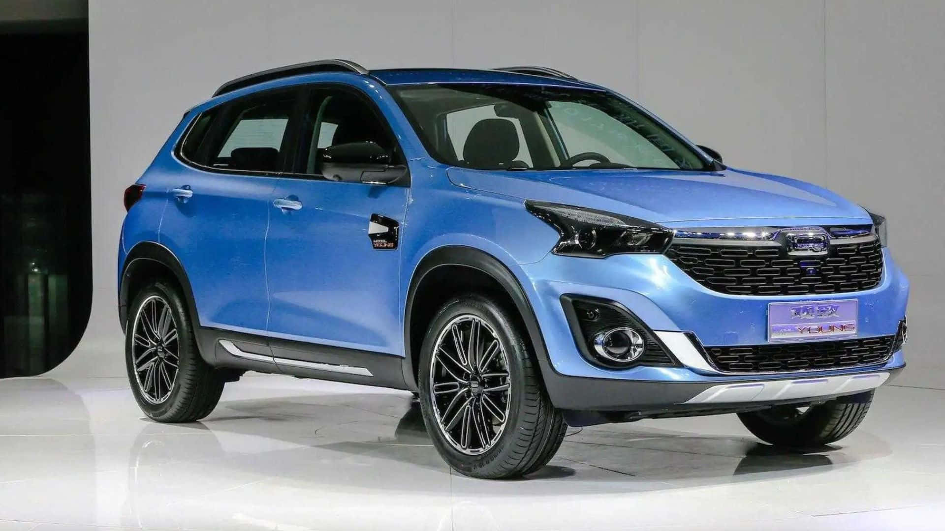 Qoros 桌布 壁紙 — 一輛時尚的藍色SUV，帶有黑色飾件和時尚合金輪圈，在明亮的攝影棚燈光下展示在反光的白色地板上。