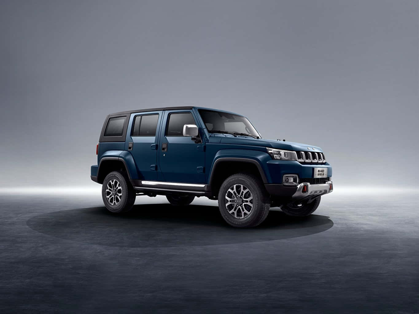 Baic Group 桌布 壁紙 — 一輛時尚的藍色SUV，設計粗獷，在柔和的聚光燈下，居中放置在簡約的灰色攝影棚地板上。