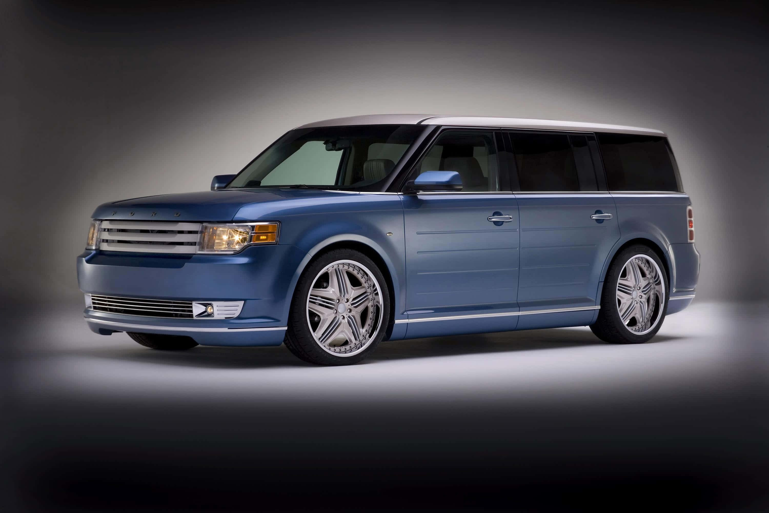 Ford Flex 桌布 壁紙 — 一輛時尚的藍色SUV配備定制鍍鉻輪圈，在黑暗漸變背景下的戲劇性工作室聚光燈中展示。