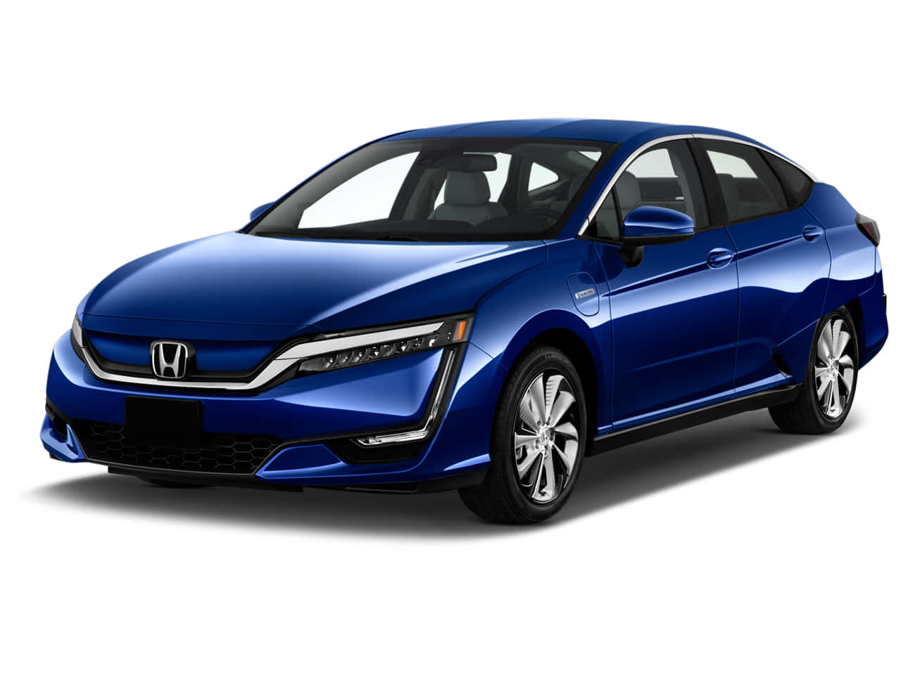 Honda Clarity 桌布 壁紙 — 一輛時尚的藍色本田電動轎車在純白背景的攝影棚燈光下閃閃發光。