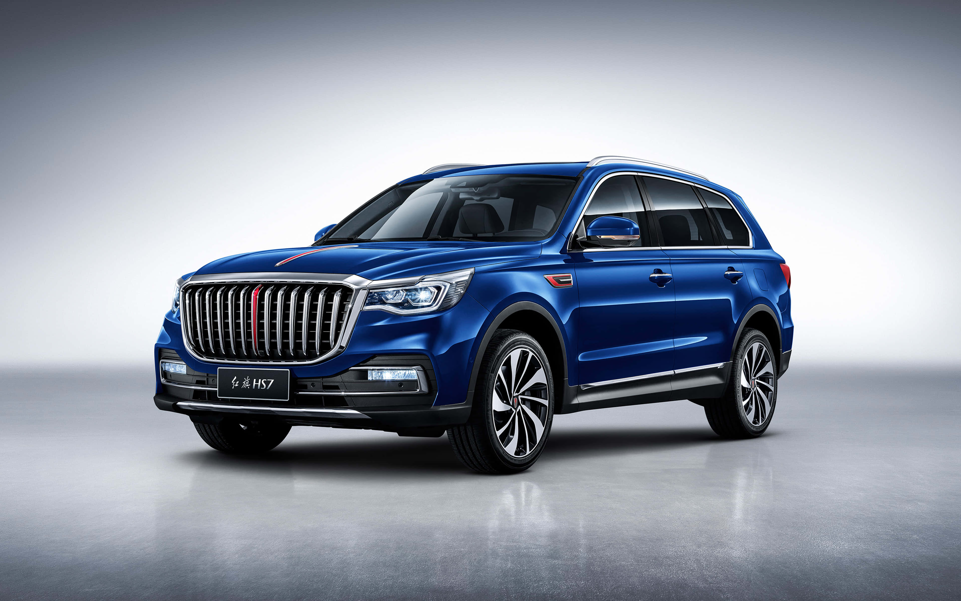 Hongqi 桌布 壁紙 — 一輛時尚的藍色豪華SUV，配備鍍鉻格柵和合金輪轂，以極簡的漸變工作室背景為襯托。