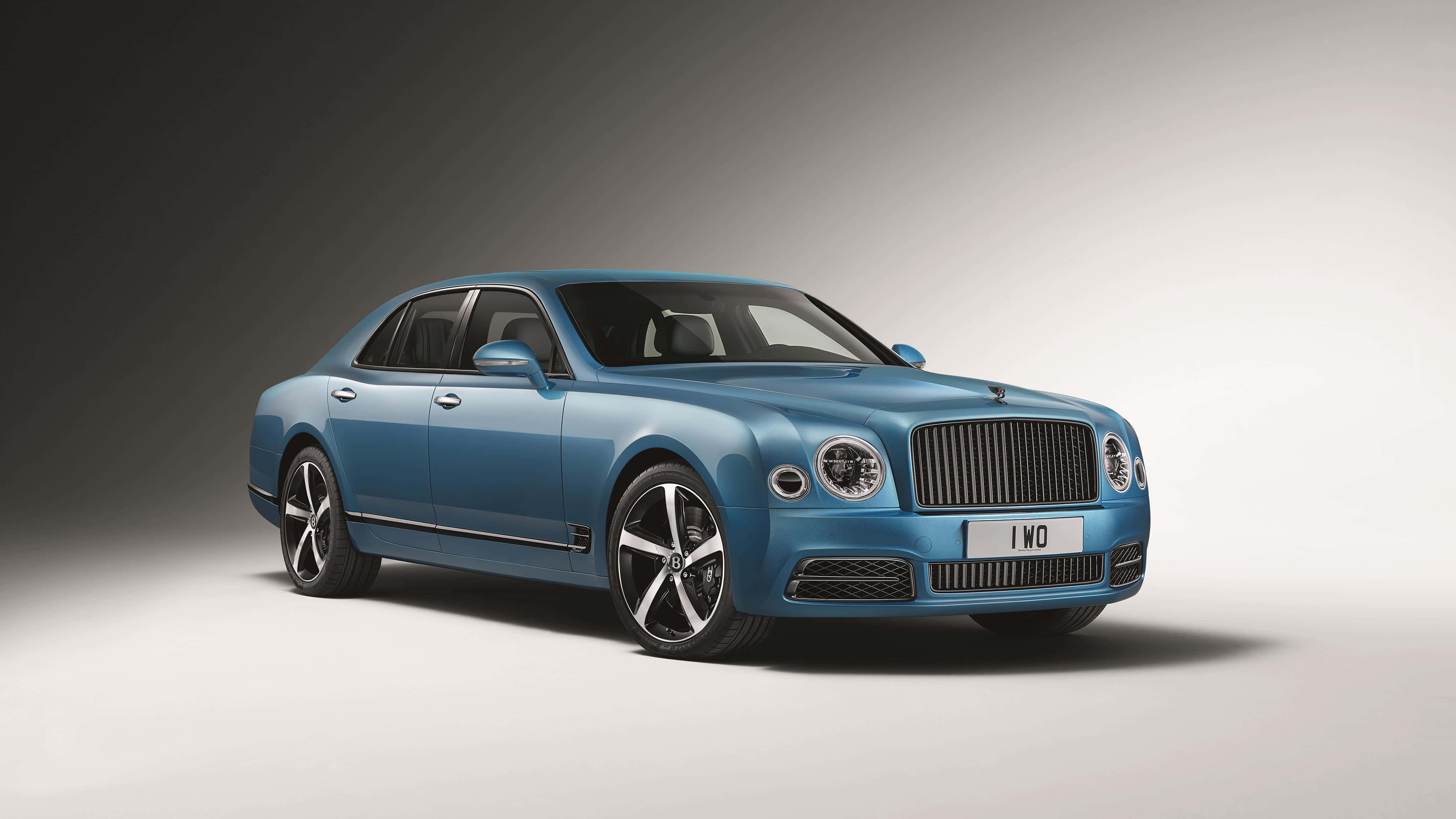 Bentley Mulsanne 桌布 壁紙 — 一輛時尚的藍色賓利Mulsanne轎車在攝影棚燈光下，在漸變灰色背景上閃閃發光。