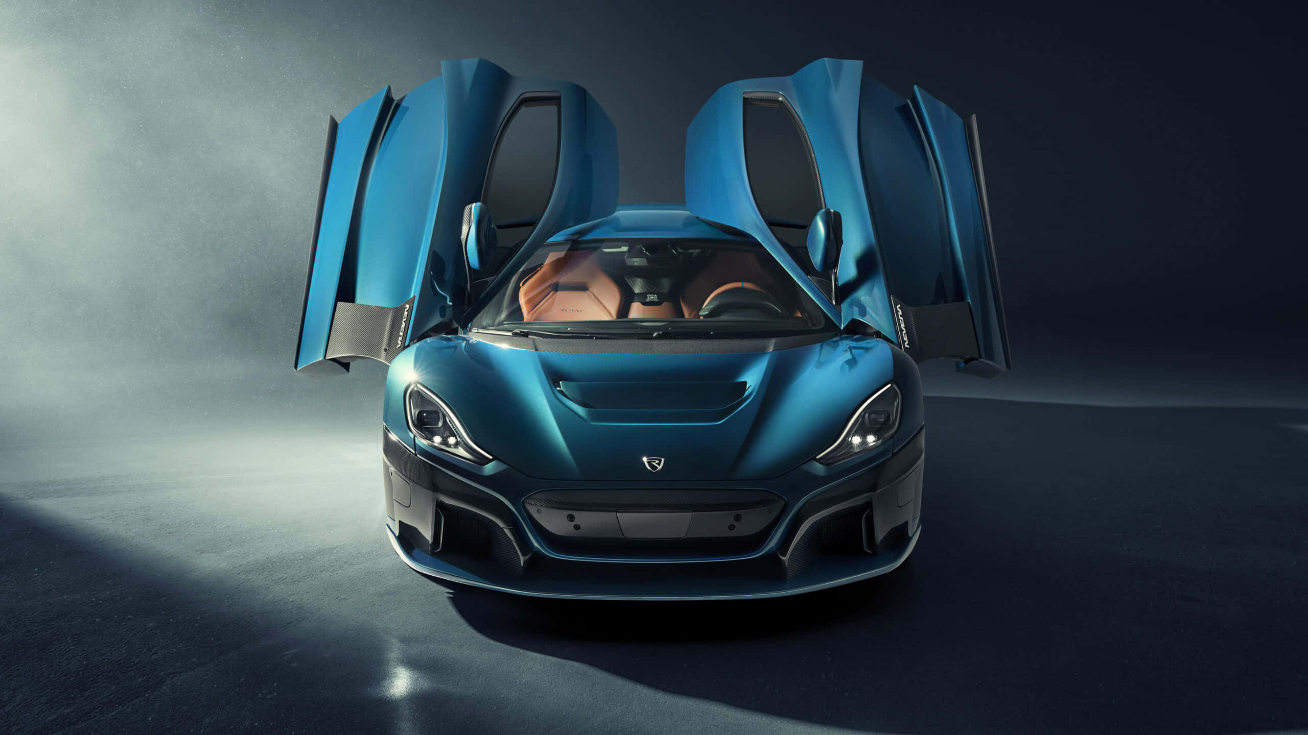 Rimac 桌布 壁紙 — 一輛時尚的藍色跑車，在戲劇性的工作室燈光下打開鷗翼門。