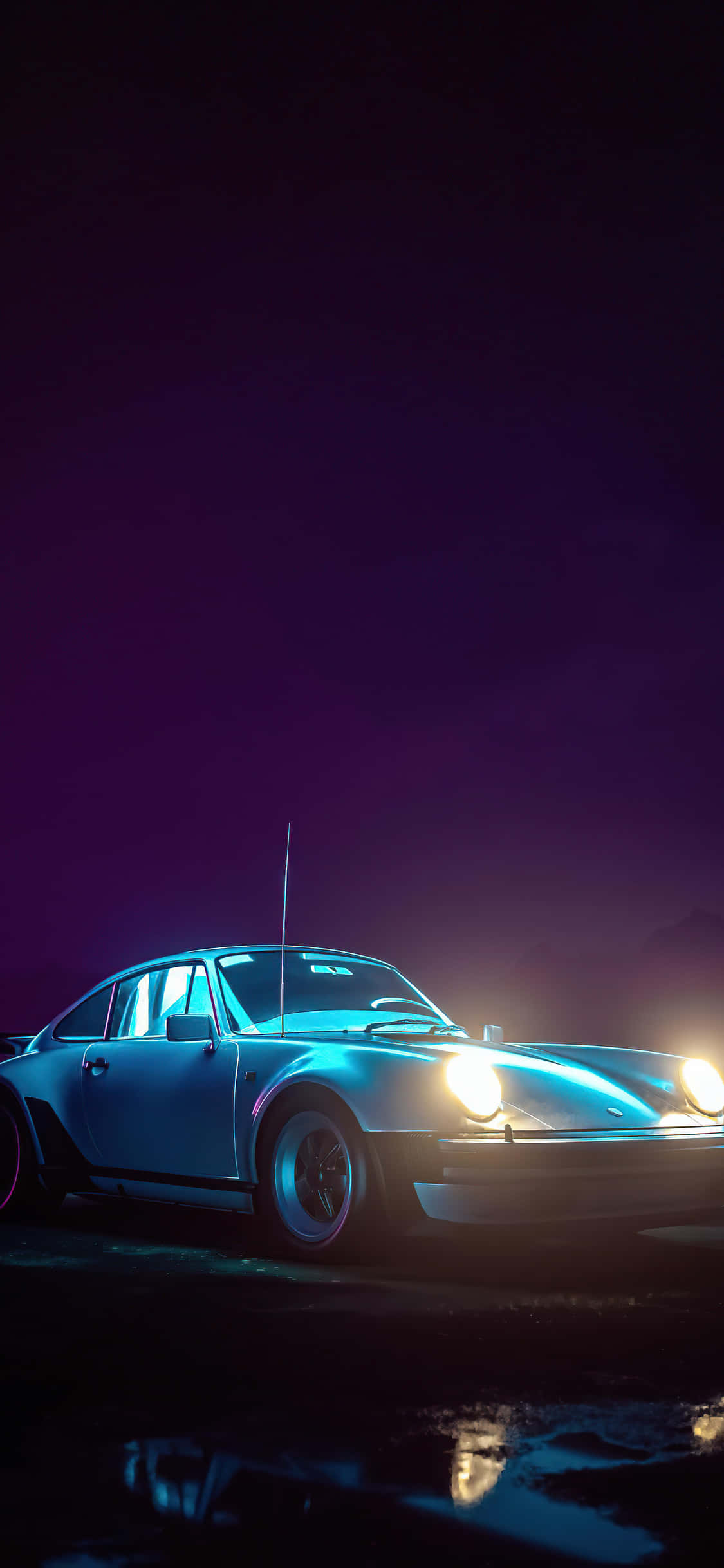 Porsche iPhone 桌布 壁紙 — 一輛時尚的藍色跑車在潮濕的夜街上，霓虹燈下閃耀，反射著車頭燈。