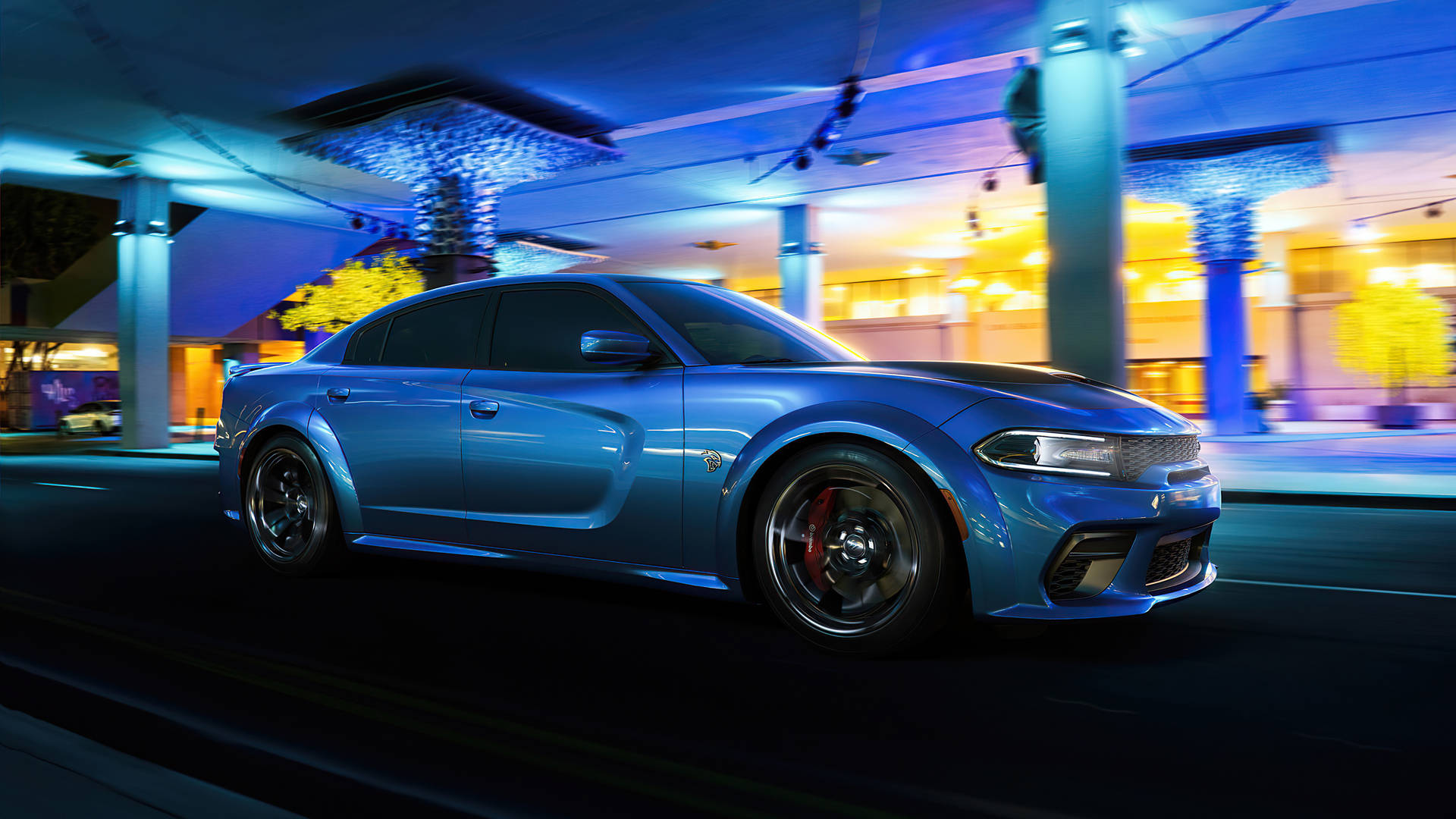 藍色肌肉車在夜晚閃爍的燈光下穿過充滿活力的城市。 — Dodge challenger GIF 壁紙