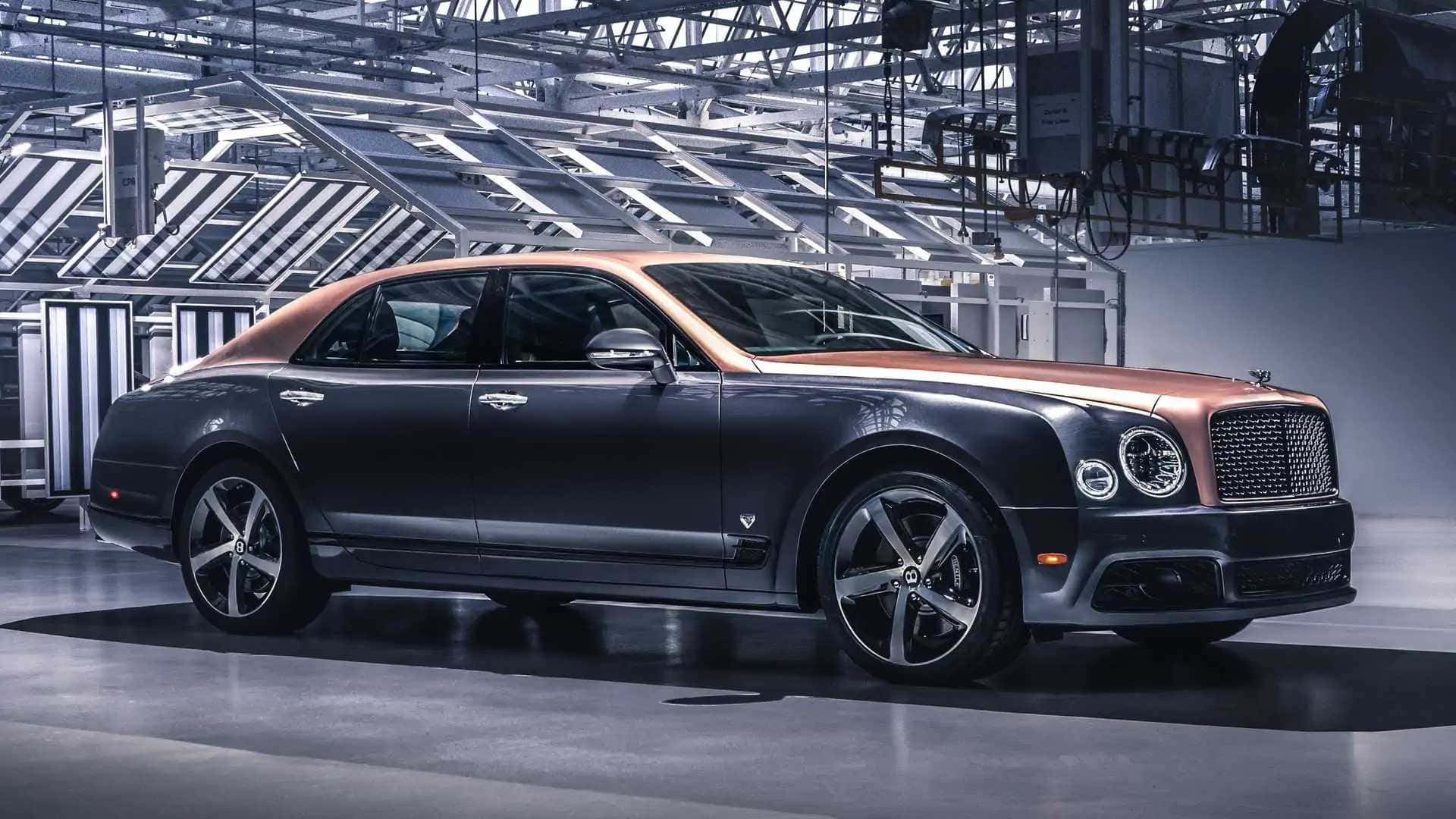 Bentley Mulsanne 桌布 壁紙 — 一輛時尚的賓利慕尚，配備銅製車頂，在高科技工廠環境的工業照明下閃閃發光。
