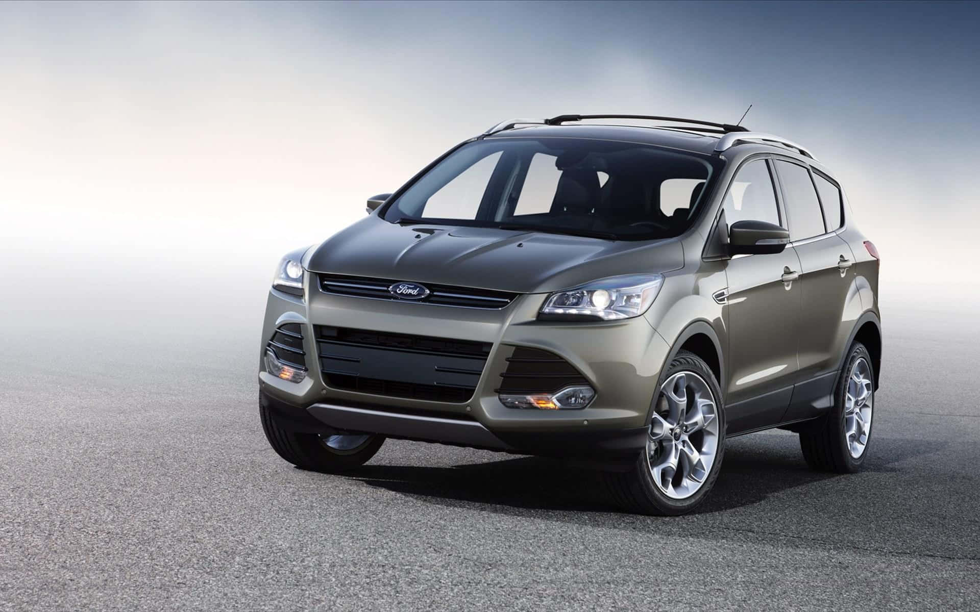 Ford Escape 桌布 壁紙 — 一輛時尚的金屬灰色福特Escape SUV在柔和漸變的天空下，停泊在霧氣瀰漫的瀝青路面上。