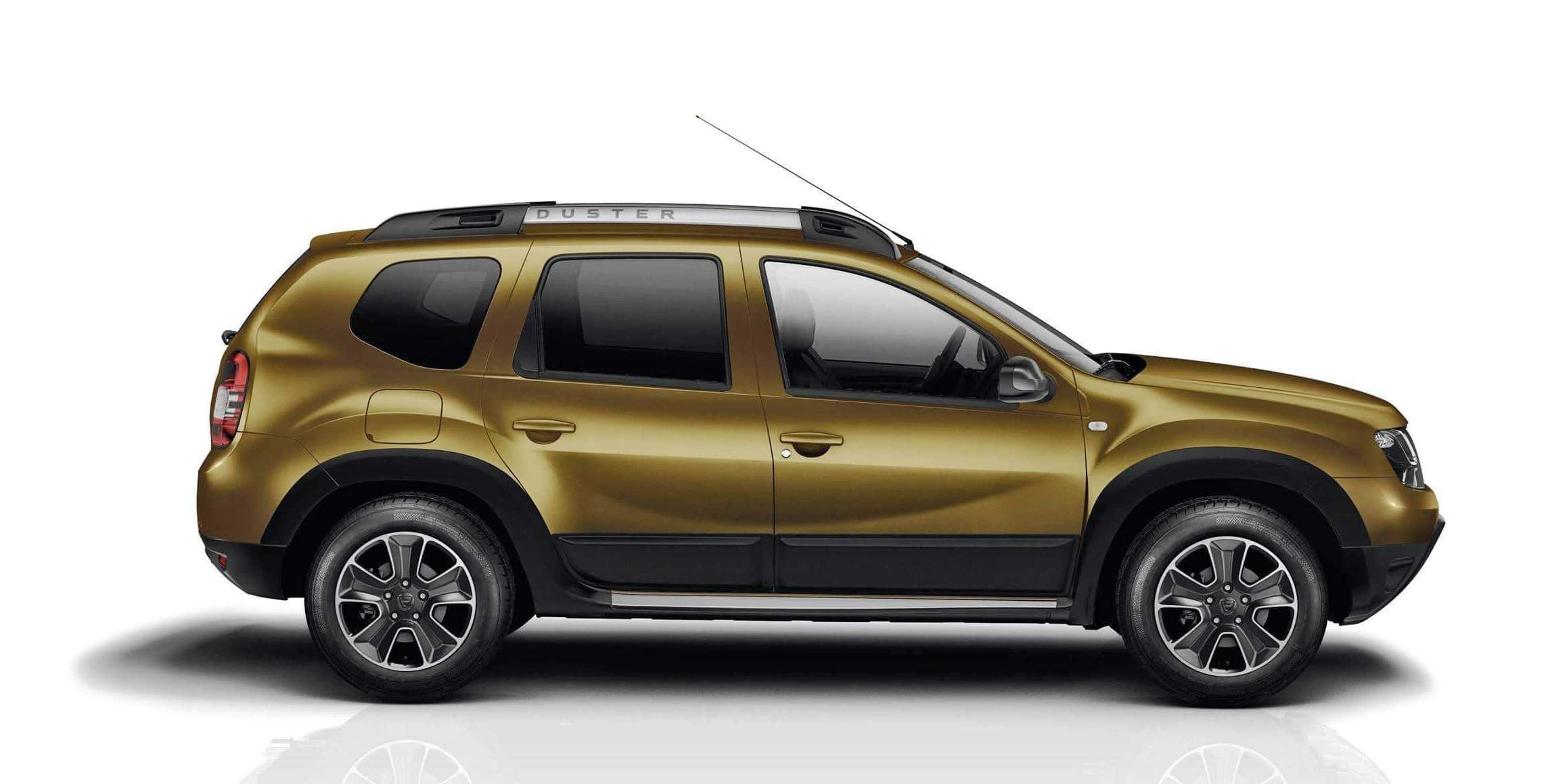 Dacia 桌布 壁紙 — 一輛時尚的金色 Duster SUV 側面展示，背景為純白色，帶有細微陰影和倒影。
