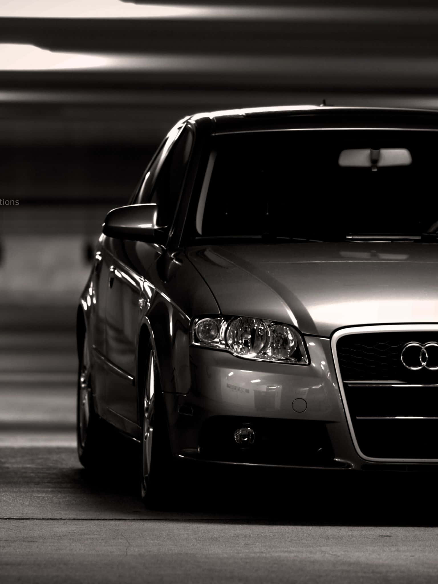 Audi A4 桌布 壁紙 — 一輛時尚的銀色 Audi 房車在隧道內以戲劇性的黑白效果拍攝，背後有動態模糊的光線劃過。