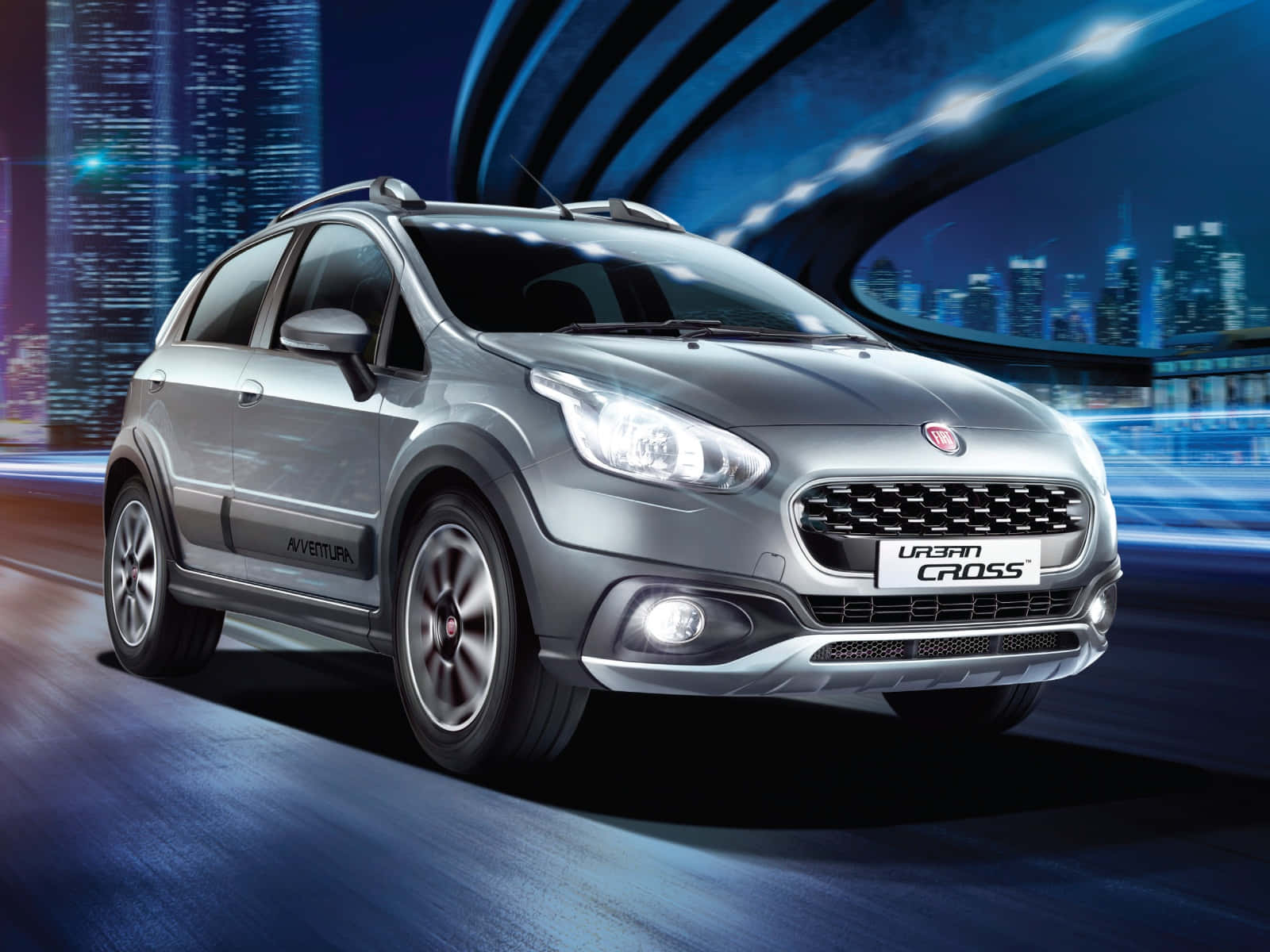 Fiat 500l 桌布 壁紙 — 一輛時尚的銀色 Fiat Urban Cross SUV 在夜晚穿過霓虹燈閃爍的未來主義城市隧道。