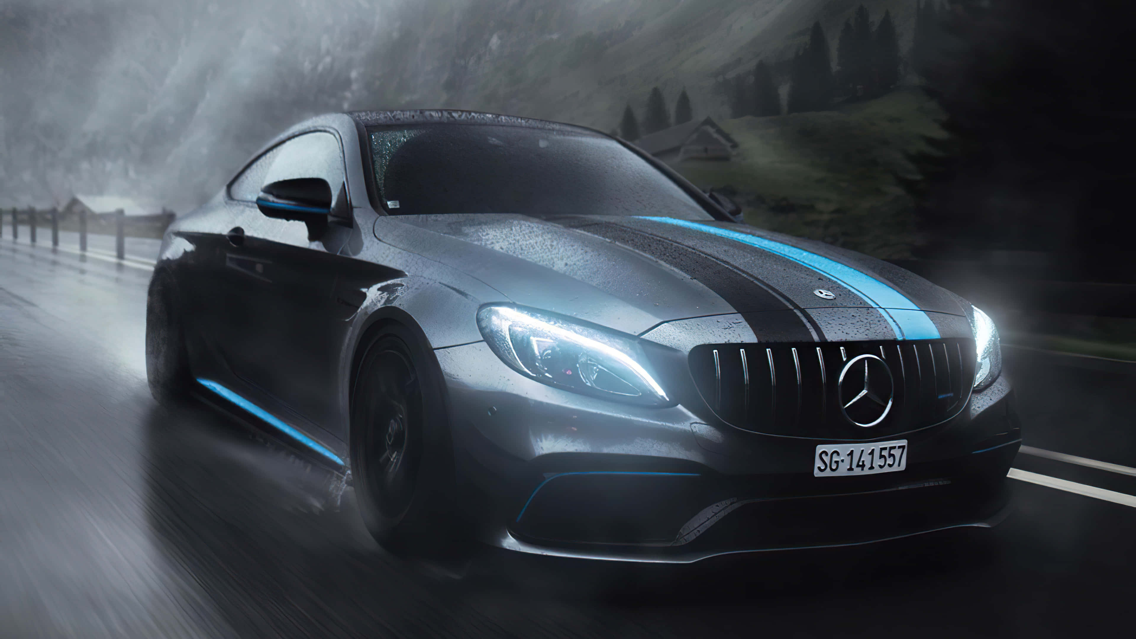 4K Mercedes 桌布 壁紙 — 一輛時尚的銀色 Mercedes-AMG 跑車帶有藍色賽車條紋，在夜間穿過濕滑的雨中山路高速行駛。