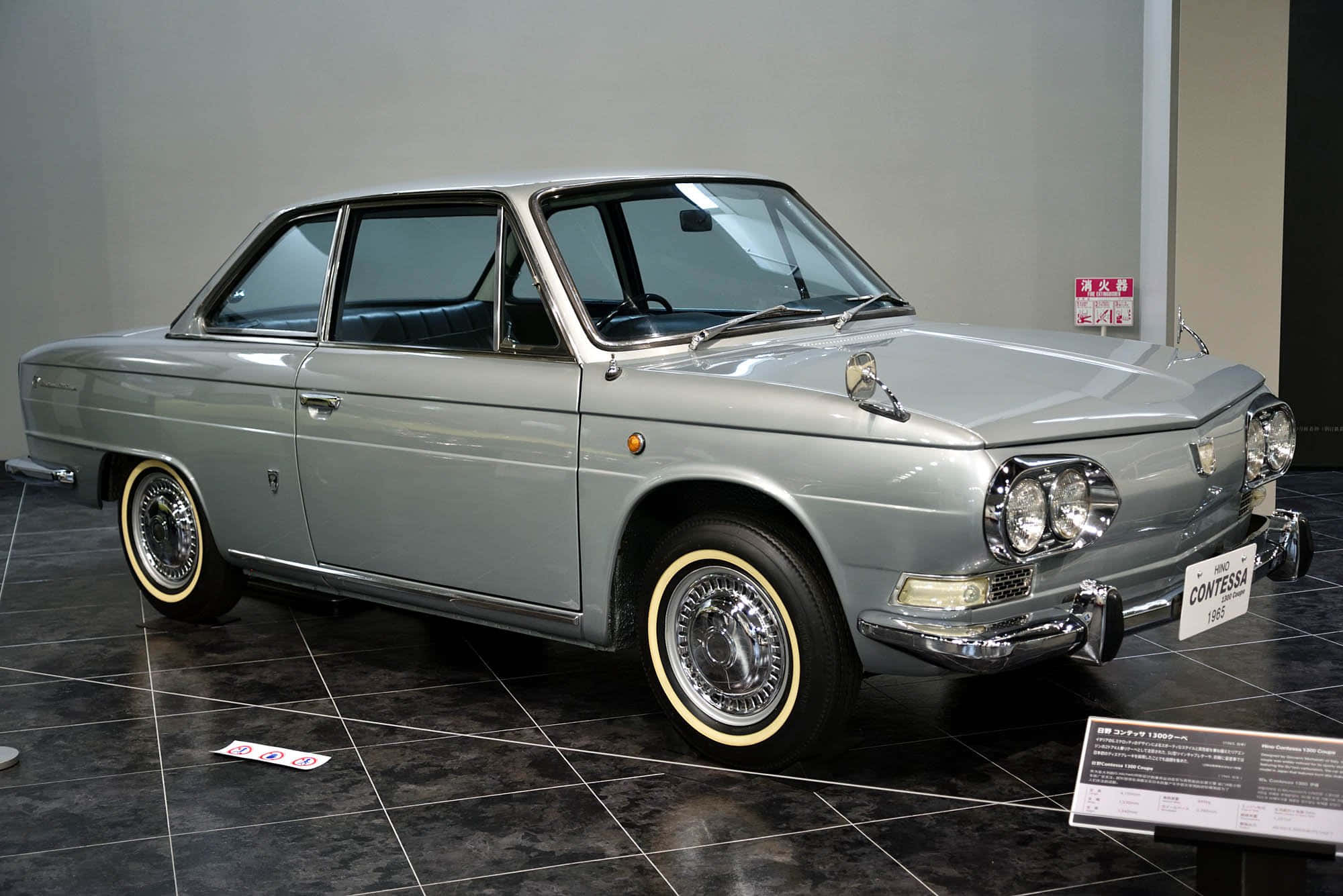 Hindustan Motors 桌布 壁紙 — 一輛時尚的銀色1967年菲亞特124運動轎跑車在博物館展出，配有拋光鍍鉻和白色側壁輪胎。