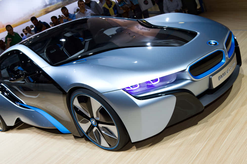 Car Technology 桌布 壁紙 — 一輛時尚的銀色BMW i8概念車，帶有發光的藍色飾邊和未來感車頭燈，在車展上展出。