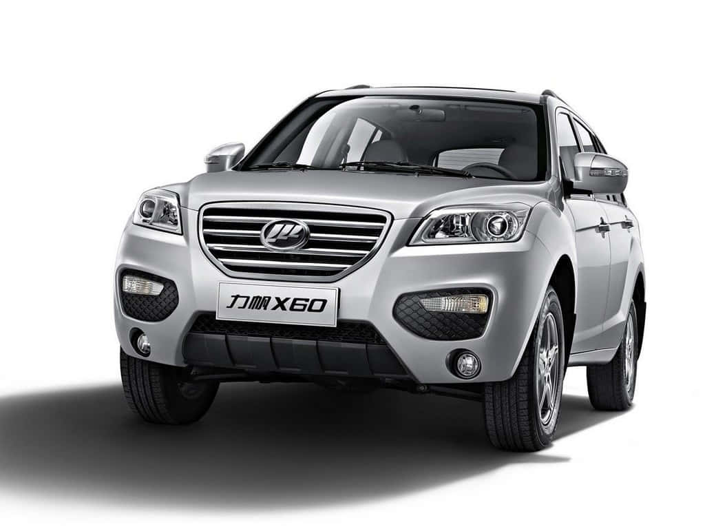Lifan 桌布 壁紙 — 一輛時尚的銀色Force X60 SUV在白色背景上以乾淨的攝影棚拍攝，帶有柔和陰影。