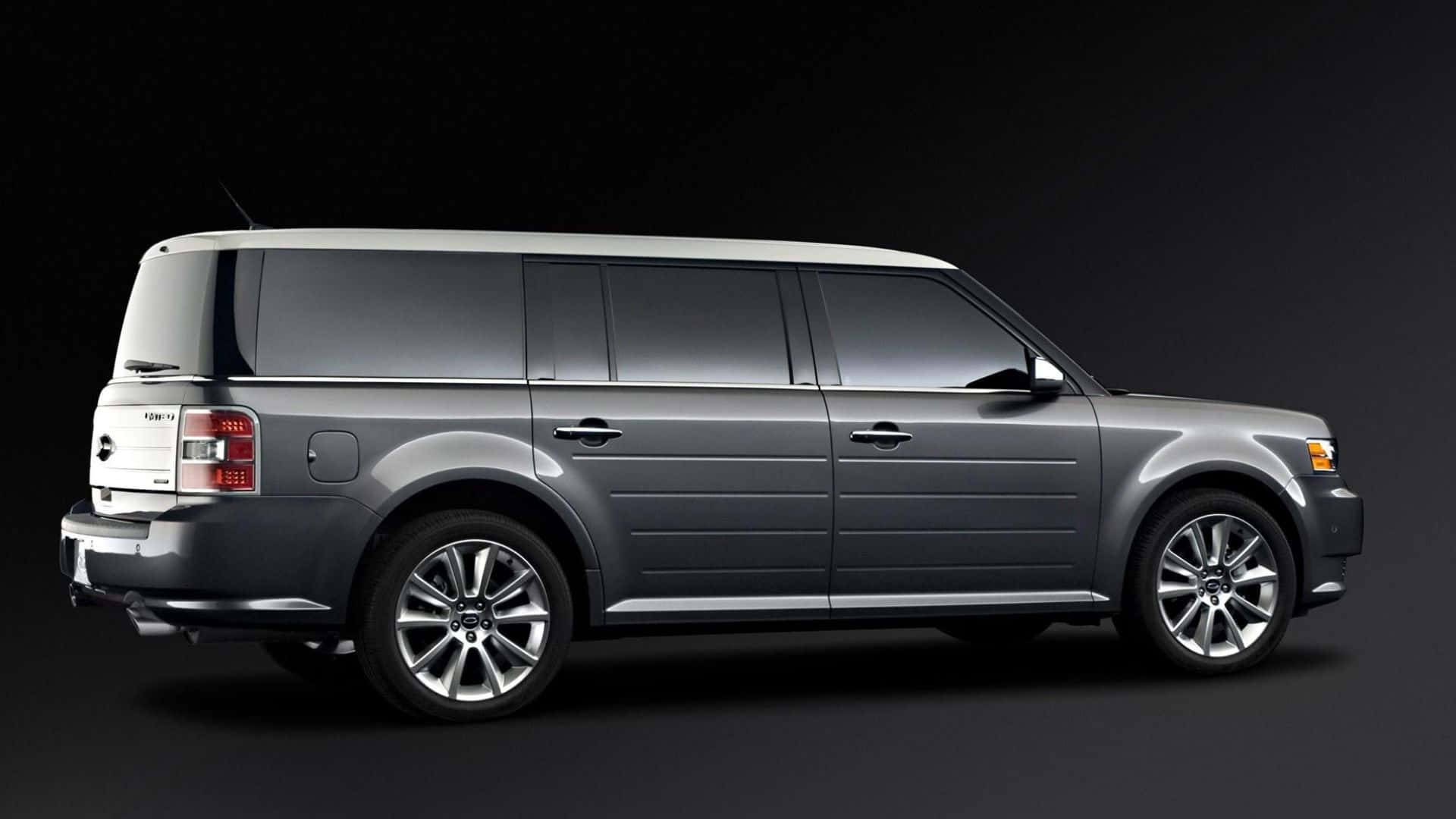 Ford Flex 桌布 壁紙 — 一輛時尚的銀色Ford Flex SUV在黑暗的攝影棚背景下以側面輪廓展示，配以戲劇性的燈光。